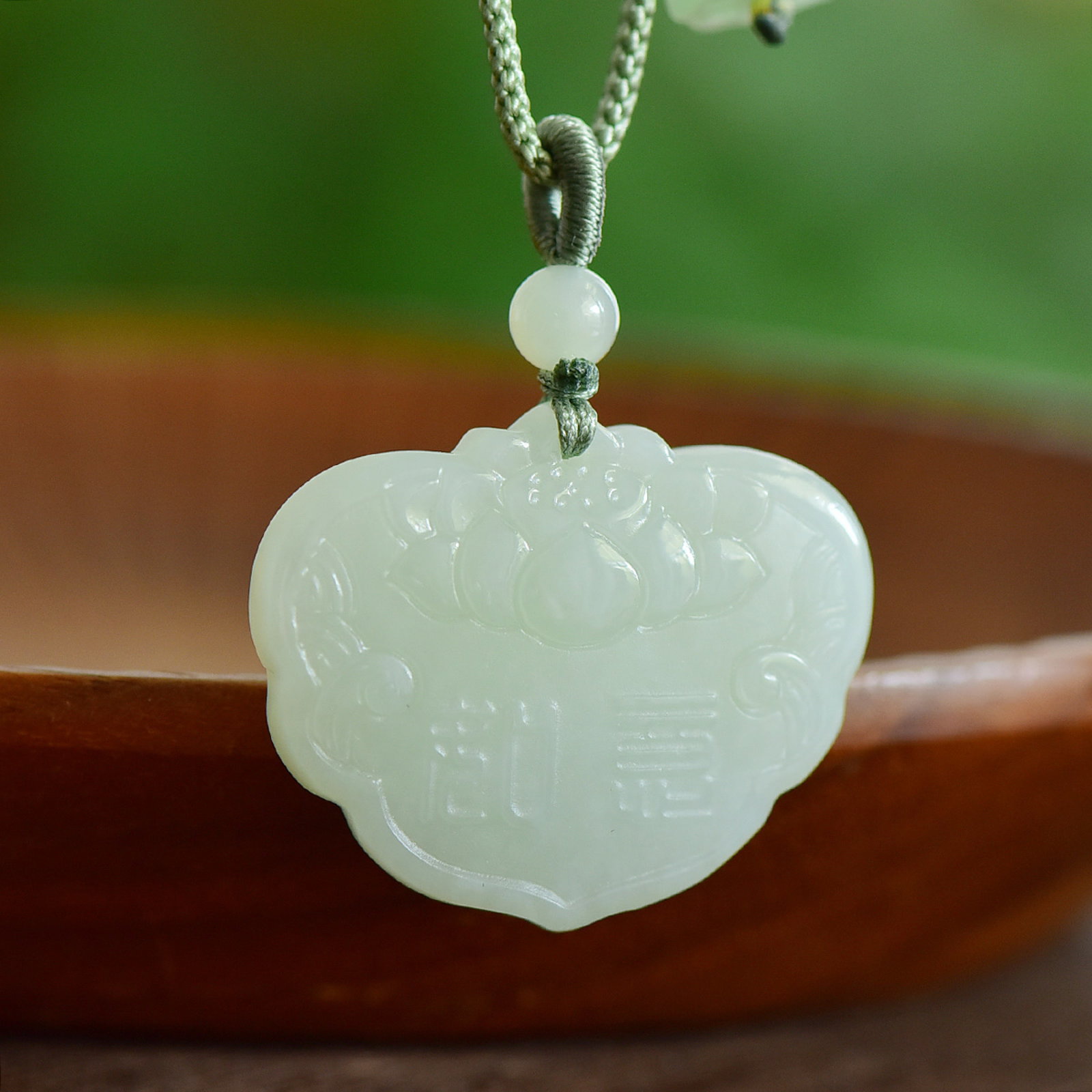 An Exquisite White Jade Lotus Pattern Pendant: An Exquisite White Jade Lotus Pattern Pendant,Size:34mmx28mm 寓意:玉脂白润,寓意:吉祥 平安 白玉莲花ಬ