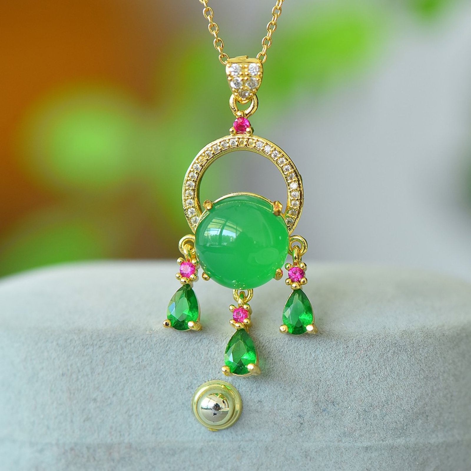 An Exquisite Pendant,Inlaid Diamond: An Exquisite Pendant Size:12mmx12mm 吊坠