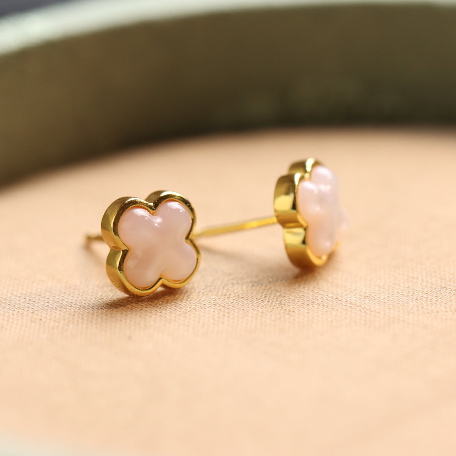 A Pair of Exquisite Sterling Silver-Gold Plated Inlaid Shell Earrings: A Pair of Exquisite Sterling Silver-Gold Plated Inlaid Shell Earrings 一对纯银镀金镶贝壳耳钉
