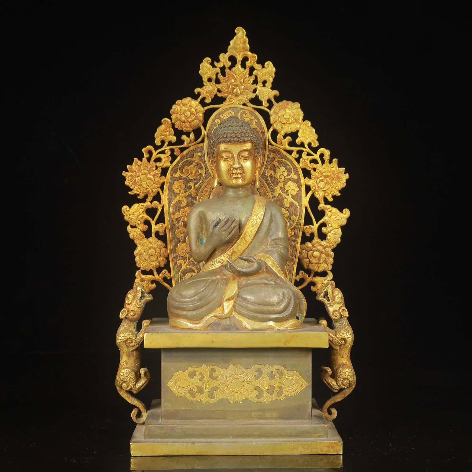 An Exquisite Gilt Silver Statue of Sakyamuni: An Exquisite Gilt Silver Statue of Sakyamuni,Qing Dynasty,China,Size:5.5inx4.3inx11.8in,Weight:2000g 银鎏金释迦摩尼像,中国清代