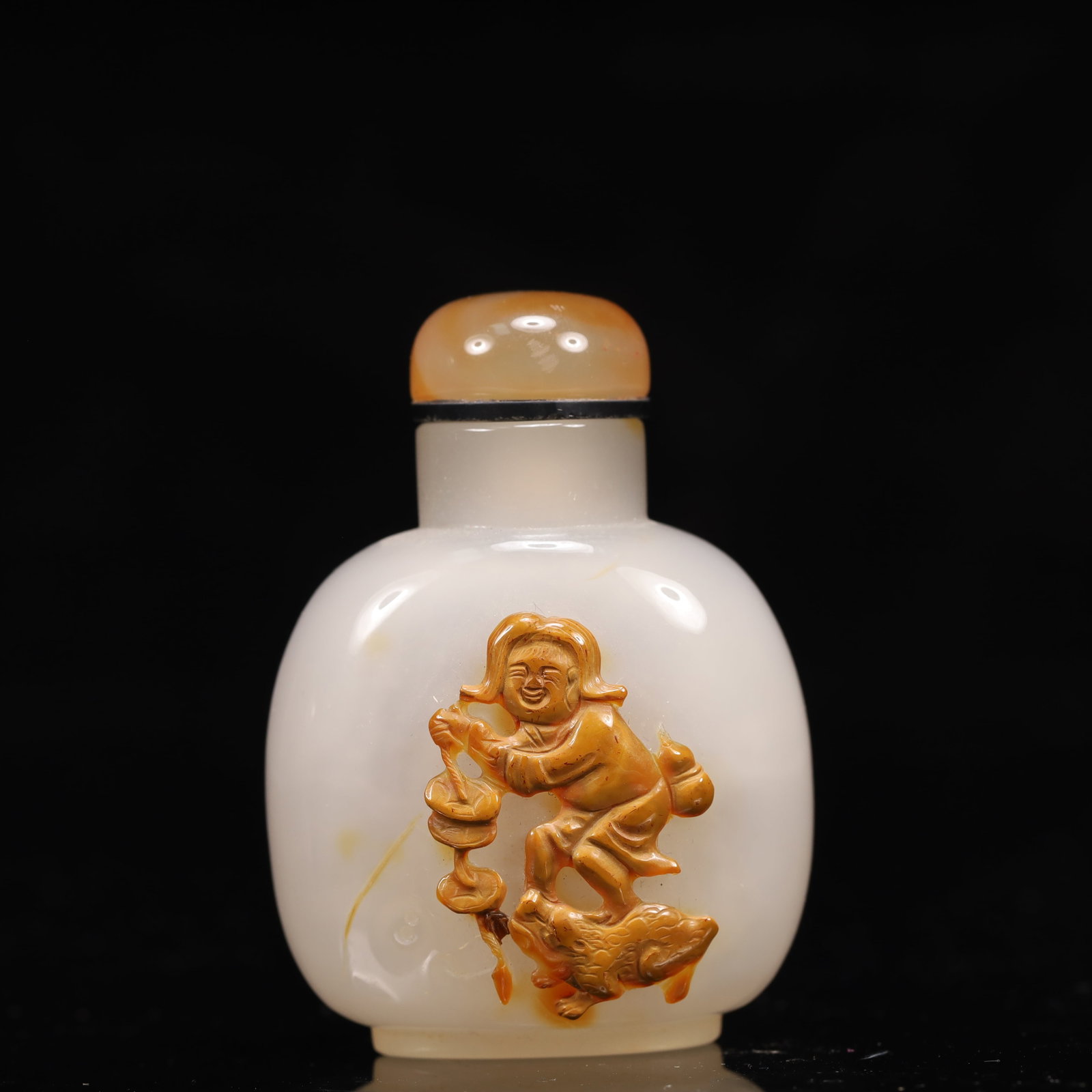 An Exquisite Agate Figure and Golden Toad Pattern Snuff Bottle: An Exquisite Agate Figure and Golden Toad Pattern Snuff Bottle,Qing Dynasty, China,Size:1.8inx1.2inx2.6in,Weight:60g 玛瑙人物金蟾纹鼻烟壶,&#
