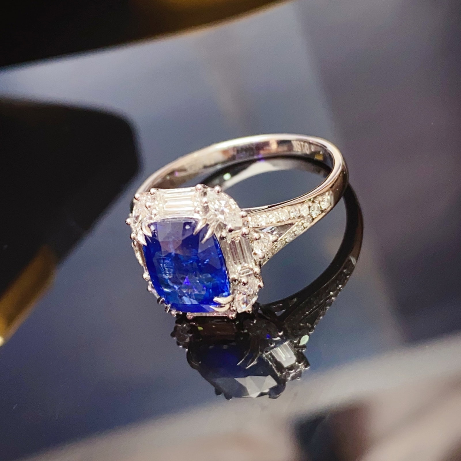 A Exquisite 18k Gold Inlaid 2.55ct Natural Sapphire and 0.969ct Diamond Ring: A Exquisite 18k Gold Inlaid 2.55ct Natural Sapphire and 0.969ct Diamond Ring,Total Weight:3.77g 18k金镶 2.55ct 天然蓝宝石和 0.969ct 钻石