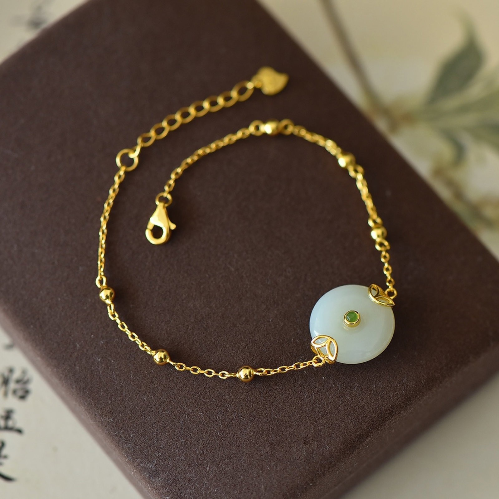 An Exquisite Sterling Silver-Gold Plated Inlaid White Jade Bracelets: An Exquisite Sterling Silver-Gold Plated Inlaid White Jade Bracelets,Size:15mmx15mm ?????????