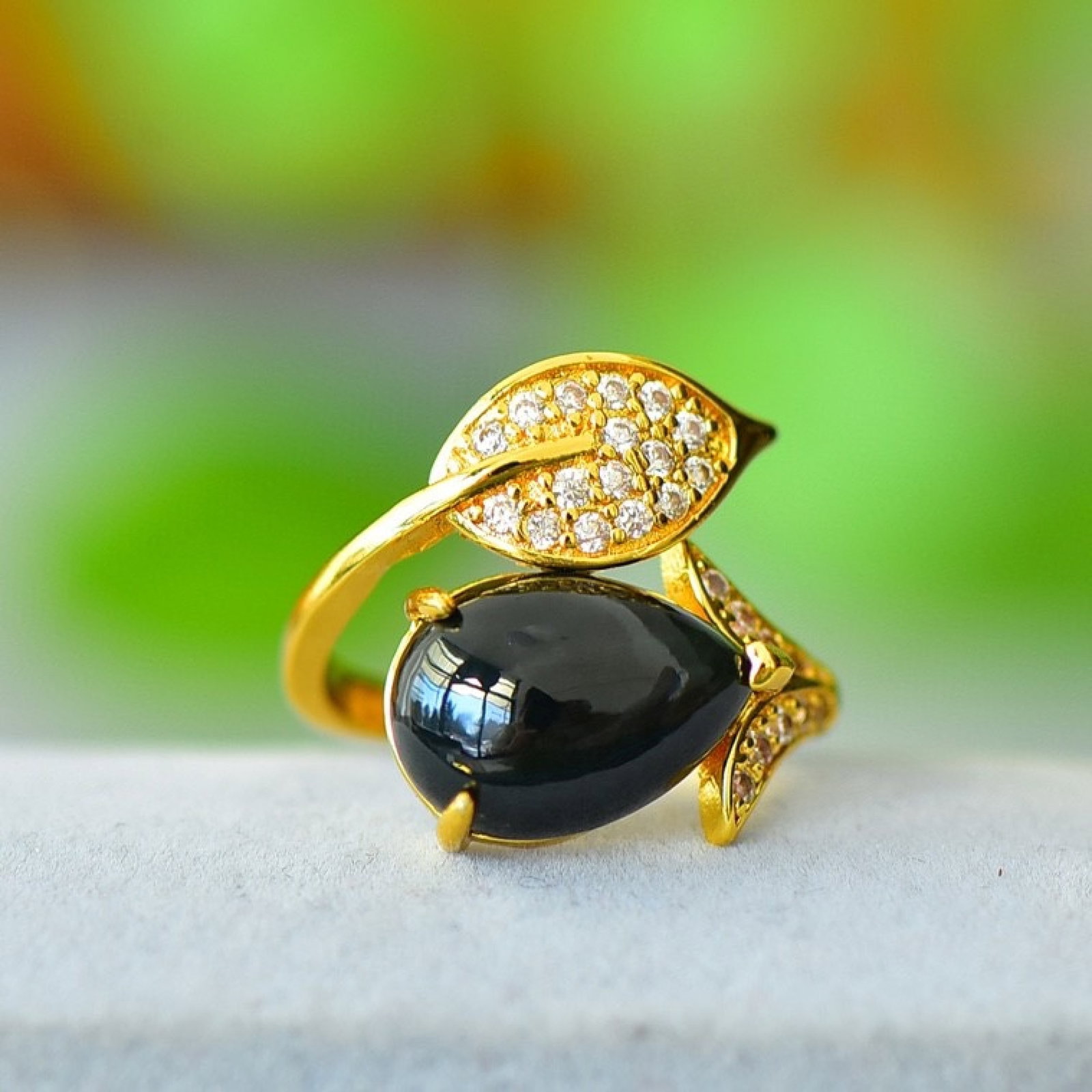 An Exquisite Bronze-Gold Plated Inlaid Green Jade Ring,Inlaid Diamond: An Exquisite Bronze-Gold Plated Inlaid Green Jade Ring,Inlaid Diamond,Size:10mmx14mm 铜镀金镶青玉戒指,嵌钻石