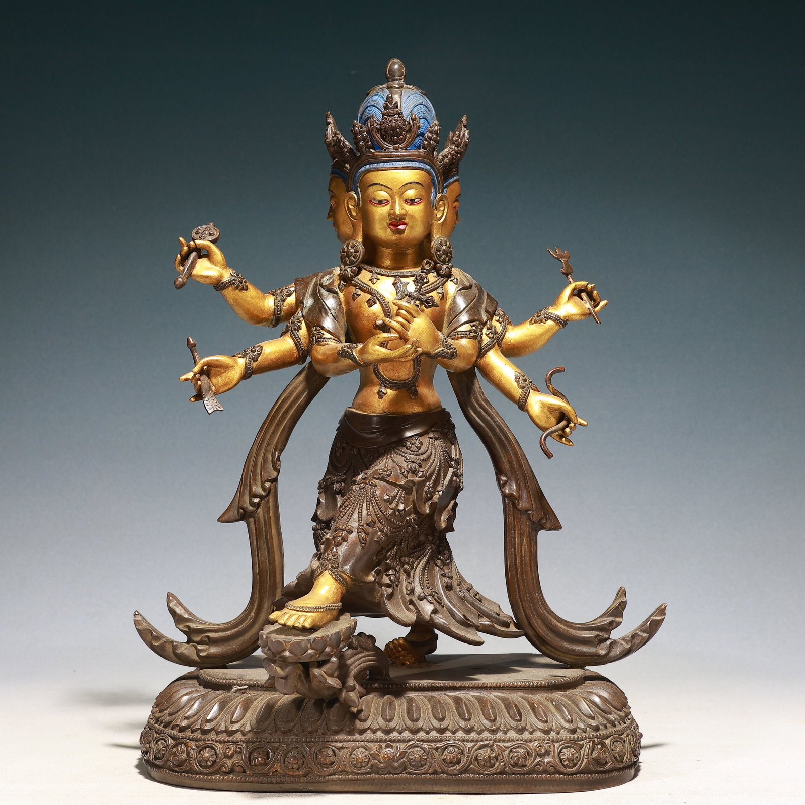A Solemn Gilt Bronze Statue of Bodhisattva: A Solemn Gilt Bronze Statue of Bodhisattva,Qing Dynasty,China,Size:14.2inx9.1inx18.9in,Weight:15000g 铜鎏金菩萨像,中国清代