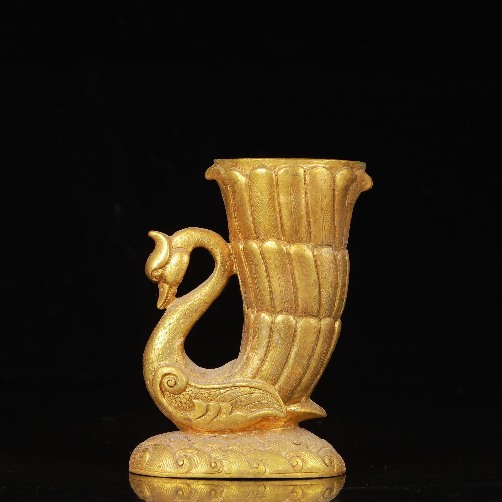 An Exquisite Gilt Bronze Phoenix Cup: An Exquisite Gilt Bronze Phoenix Cup,Qing Dynasty,China,Size:3.5inx2inx4.7in,Weight:1049g 铜鎏金凤杯,中国清代
