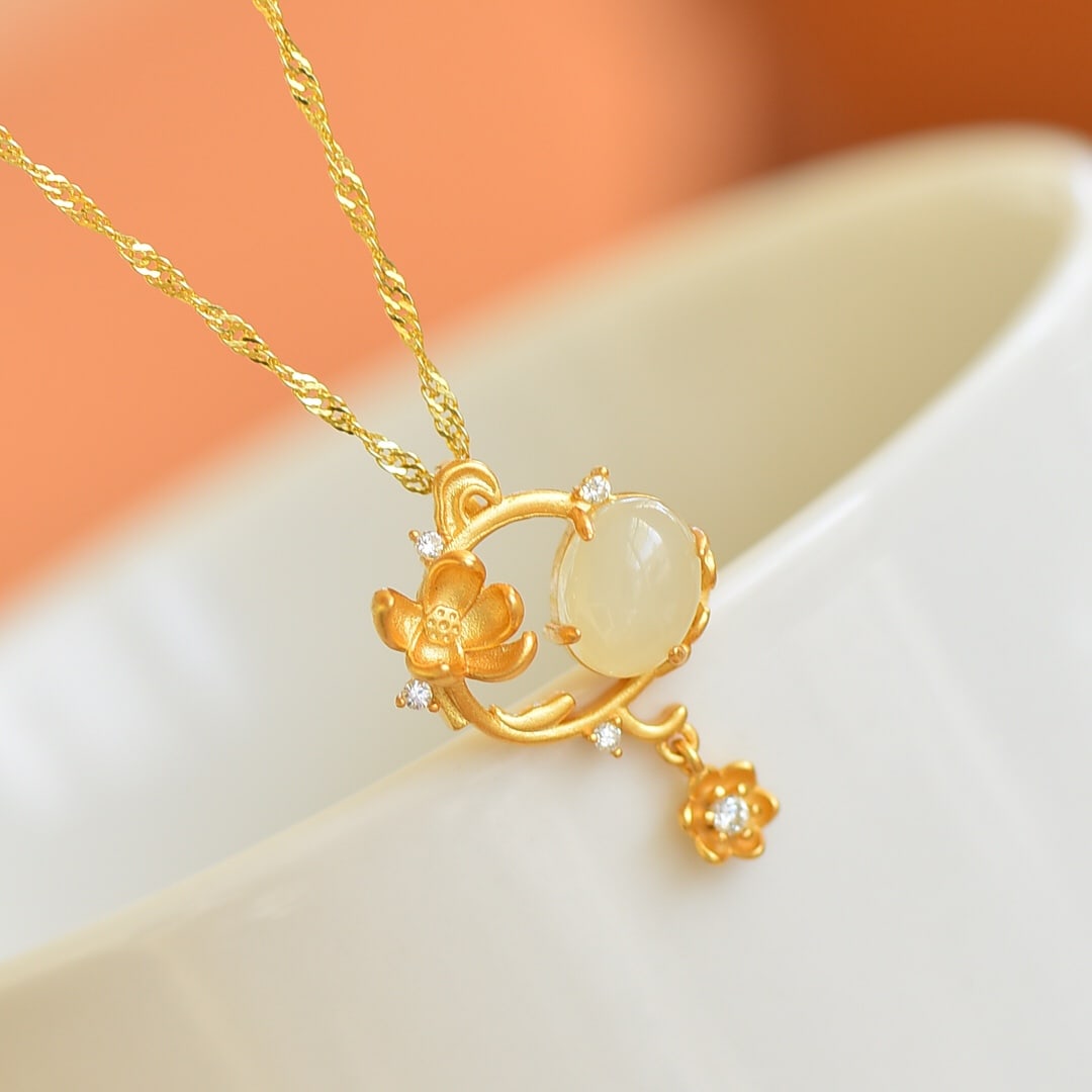 An Exquisite Sterling Silver-Gold Plated Inlaid White Jade Necklace,Inlaid Diamond: An Exquisite Sterling Silver-Gold Plated Inlaid White Jade Necklace,Inlaid Diamond,Size:6mmx8mm 纯银镀金镶白玉项链,嵌钻石