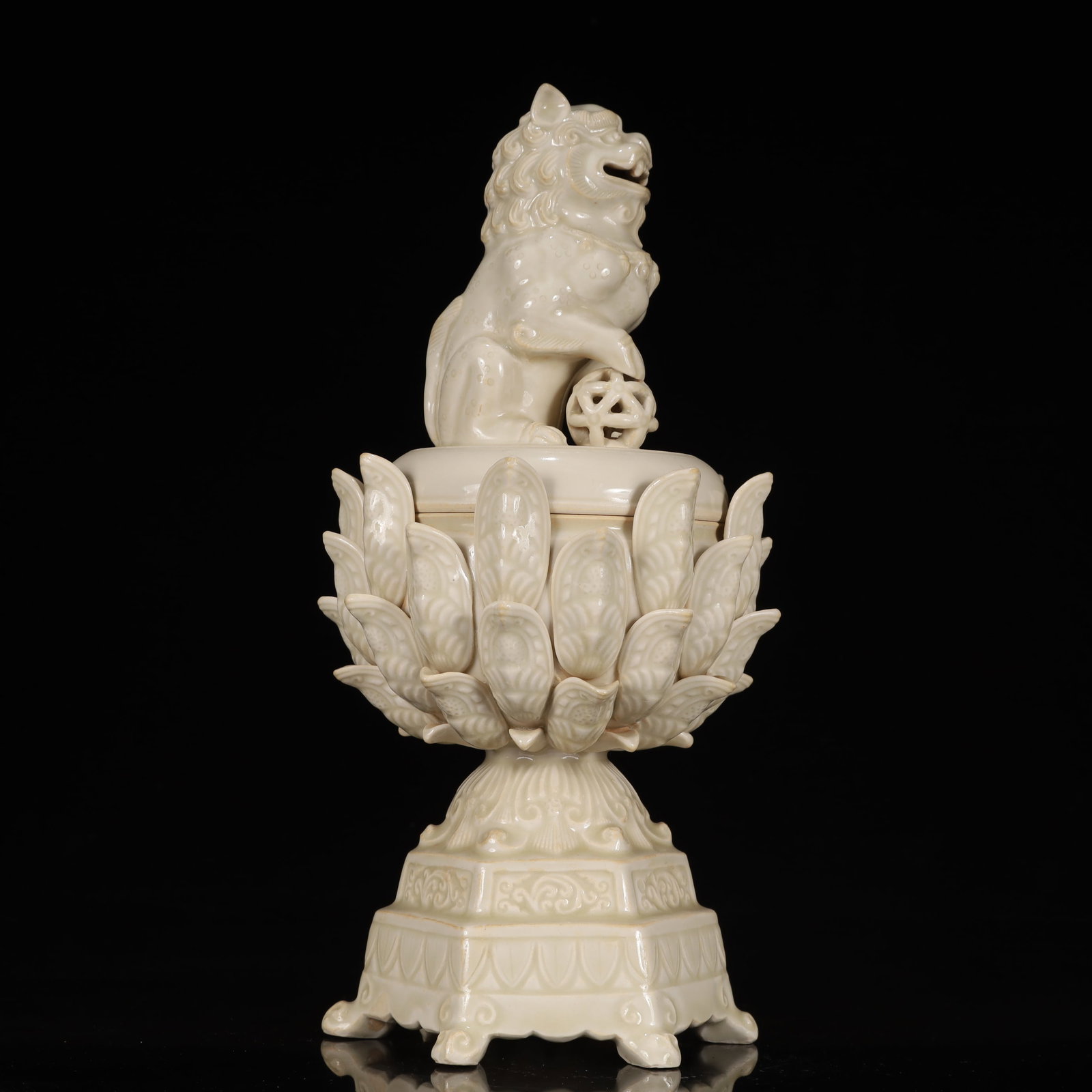 An Exquisite Ding yao Lotus Pattern Lion Censer: An Exquisite Ding yao Lotus Pattern Lion Censer,Song Dynasty, China,Size:5.5inx5.5inx11in,Weight:1300g