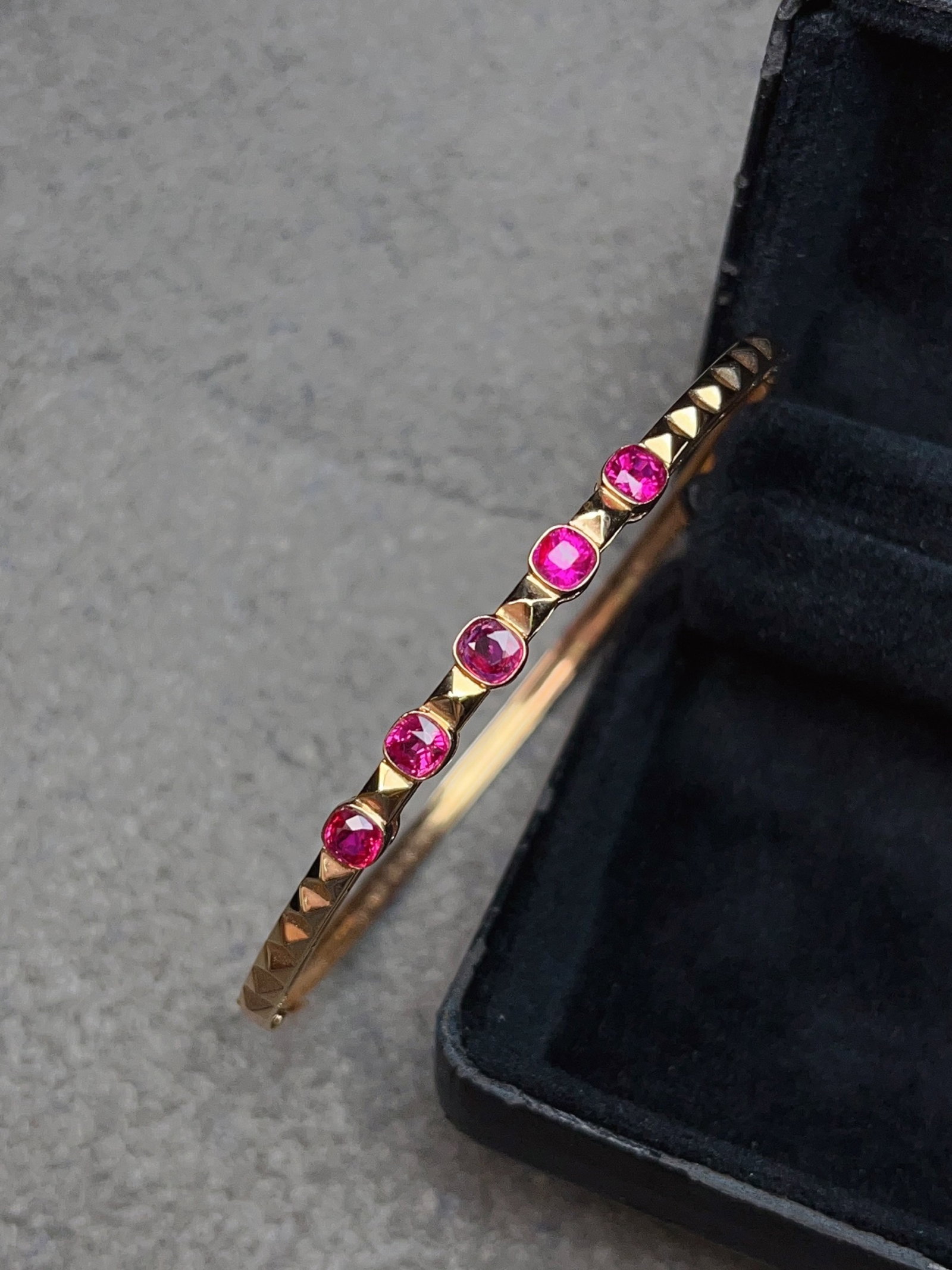 A Exquisite 18k Gold Inlaid 2.00ct Natural Ruby Bracelets: A Exquisite 18k Gold Inlaid 2.00ct Natural Ruby Bracelets,Total Weight:5.43g 18k金镶 2.00ct 天然红宝石手镯