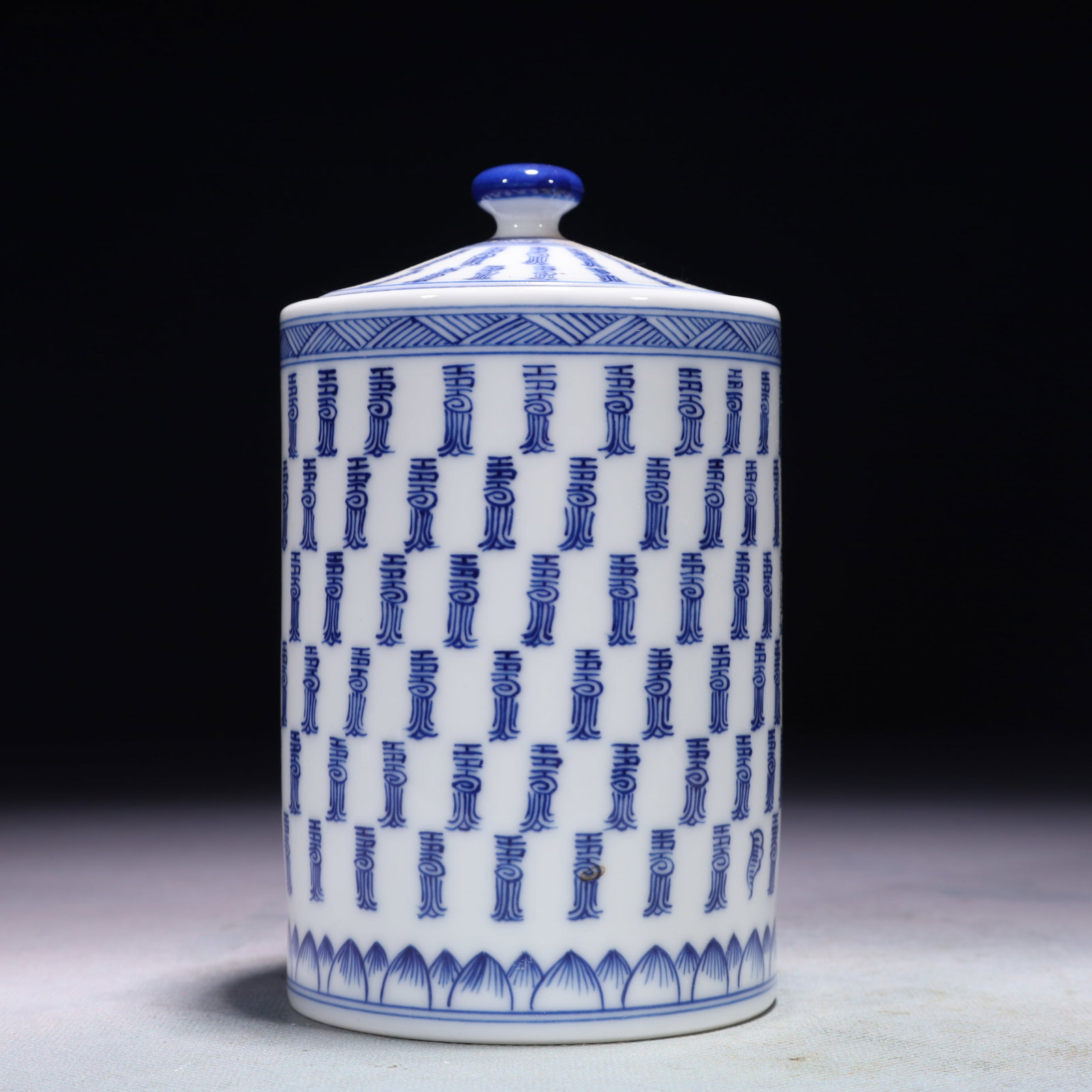 An Exquisite Blue and White Shou-Character Pattern Jar with Cover: An Exquisite Blue and White Shou-Character Pattern Jar with Cover,Qing Dynasty,China,Size:3.5inx6.1in,Weight:400g 青花寿字纹盖罐,中国清É