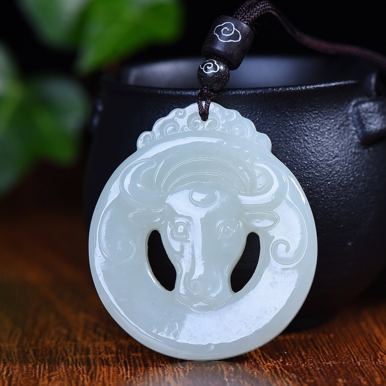 An Exquisite White Jade Buffalo-head Pendant: An Exquisite White Jade Buffalo-head Pendant,Size:49mmx43mmx8mm (寓意)扭转乾坤 做工精细 白玉牛头吊坠