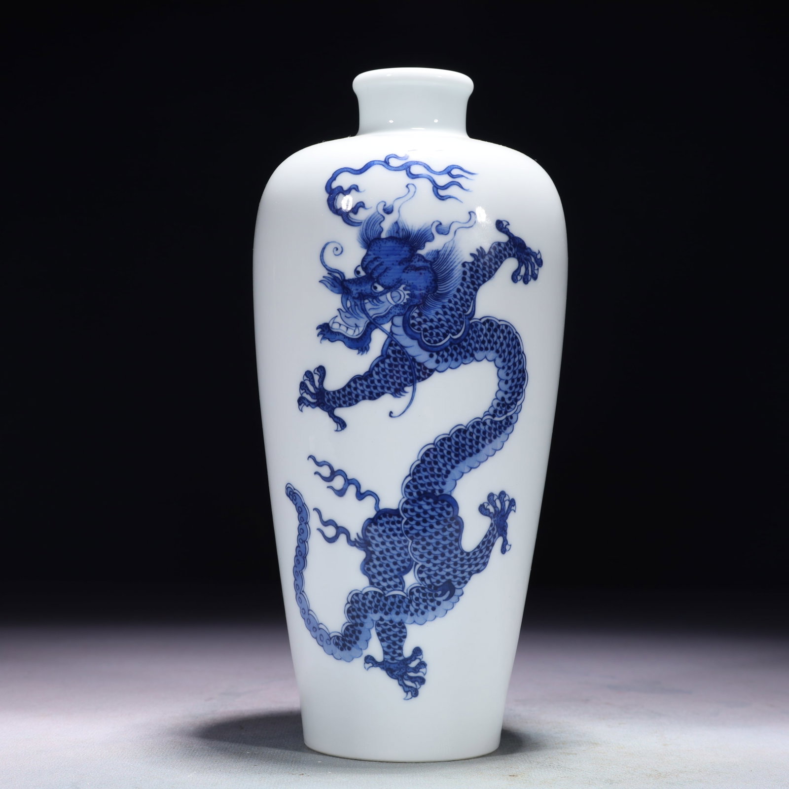 An Exquisite Blue and White Dragon Pattern Vase: An Exquisite Blue and White Dragon Pattern Vase,Qing Dynasty,China,With Mark,Size:3.5inx9.1in,Weight:600g ?????,????,??
