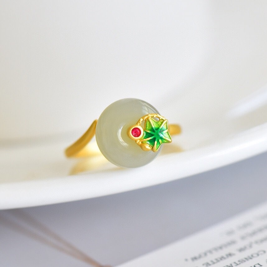 An Exquisite Sterling Silver-Gold Plated Inlaid White Jade Ring: An Exquisite Sterling Silver-Gold Plated Inlaid White Jade Ring,Size:12mmx12mm 纯银镀金镶白玉戒指