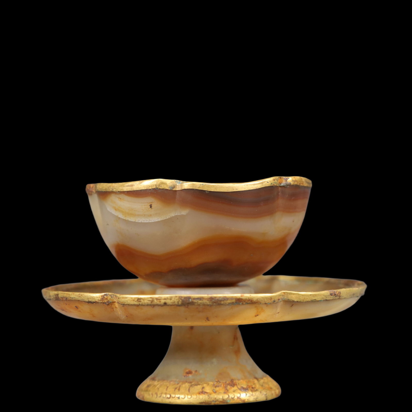 An Exquisite Agate Cover with Gold Cup: An Exquisite Agate Cover with Gold Cup,Qing Dynasty, China,Size:4.9inx3.5in,Weight:250g 玛瑙包金杯，中国清代