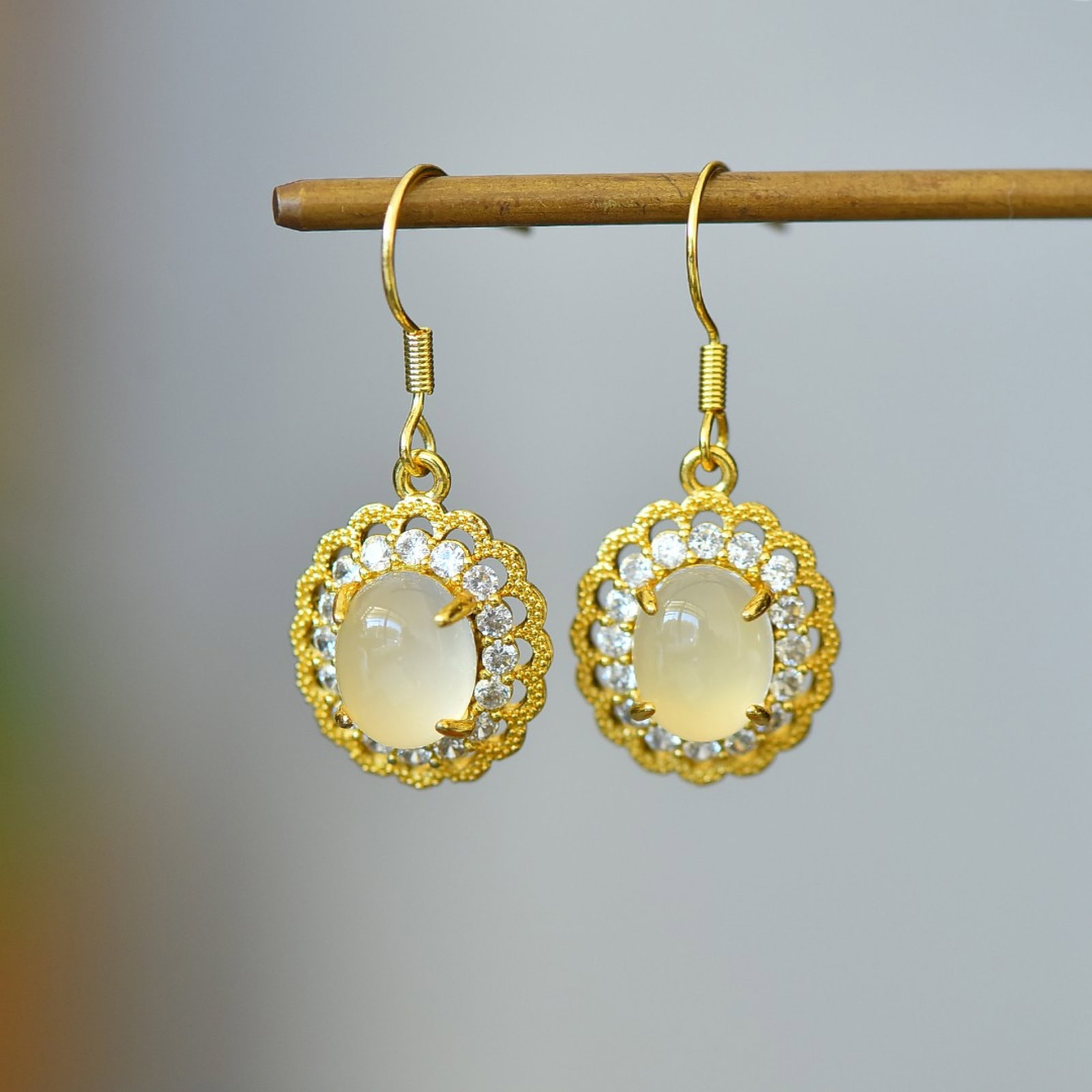 A Pair of Exquisite Earrings,Inlaid Diamond: A Pair of Exquisite Earrings Size:7mmx9mm 一对耳环