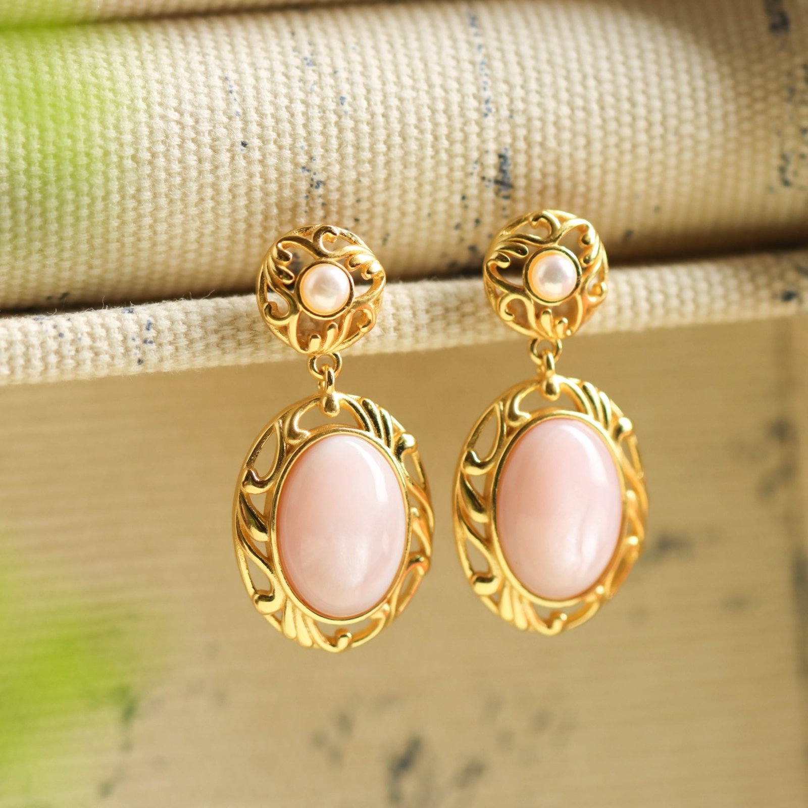 A Pair of Exquisite Sterling Silver-Gold Plated Inlaid Shell Earrings,Inlaid Pearls: A Pair of Exquisite Sterling Silver-Gold Plated Inlaid Shell Earrings,Inlaid Pearls 一对纯银镀金镶贝壳耳环,嵌珍珠