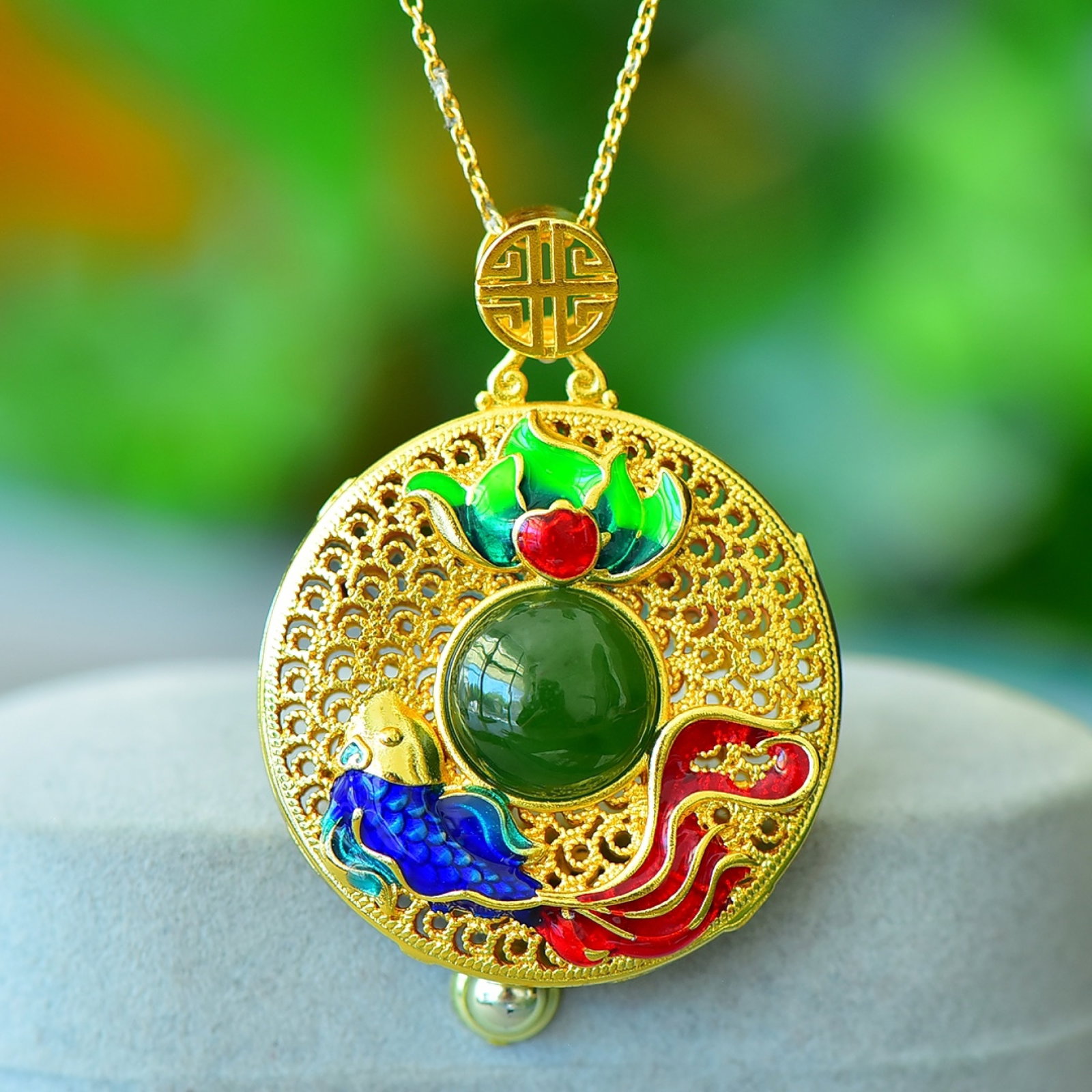An Exquisite Bronze-Gold Plated Inlaid Jasper Fish Pattern Necklace: An Exquisite Bronze-Gold Plated Inlaid Jasper Fish Pattern Necklace,Size:4.7inx4.7in ??????????
