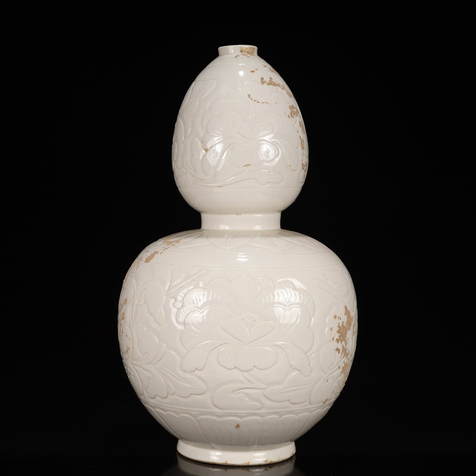 A Huge Ding yao Flower Pattern Gourd-Shaped Vase: A Huge Ding yao Flower Pattern Gourd-Shaped Vase,Song Dynasty, China,Size:9.4inx9.4inx15.7in,Weight:2700g 定窑花卉纹葫芦瓶，中国ध