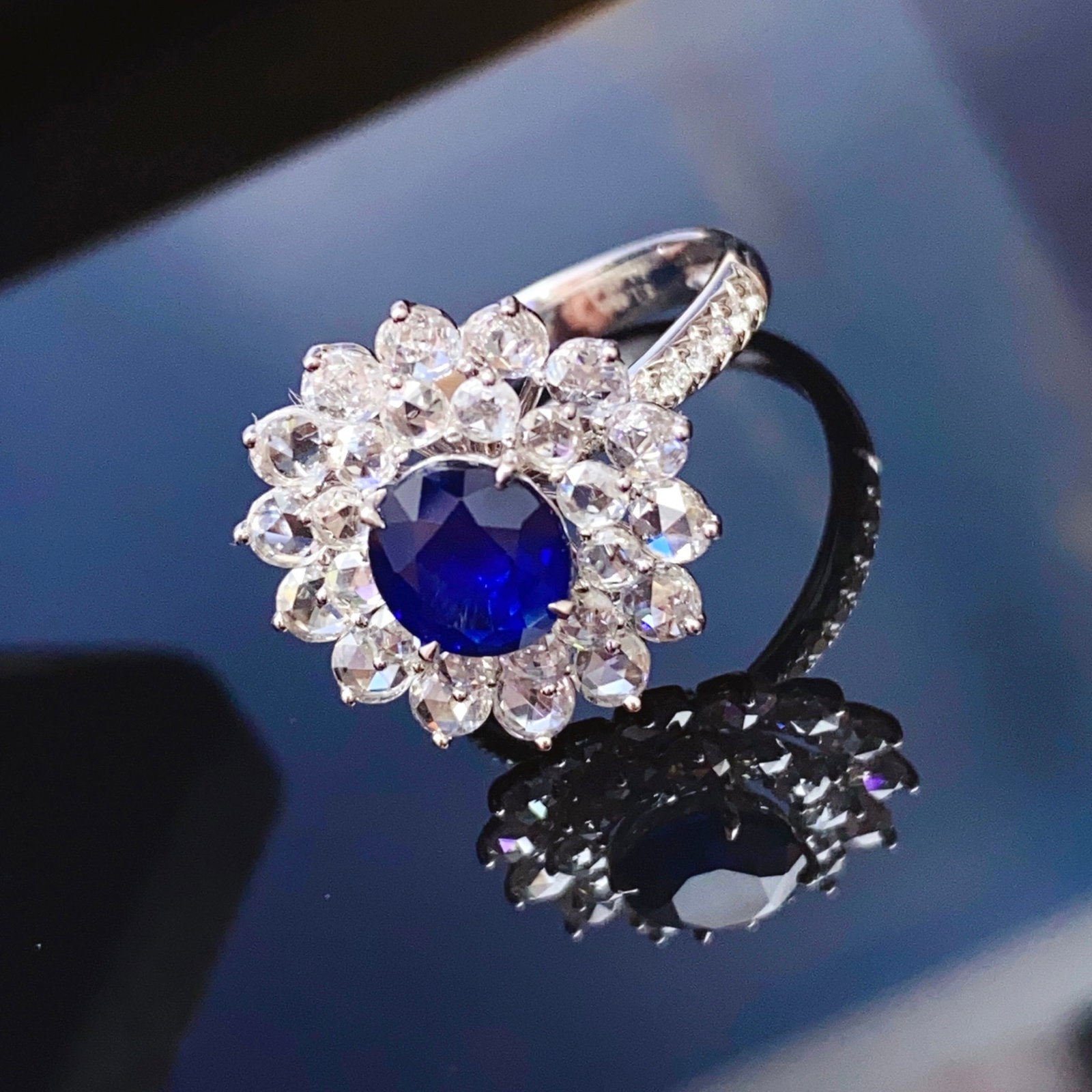 A Exquisite 18k Gold Inlaid 1.65ct Natural Sapphire and 1.681ct Diamond Ring: A Exquisite 18k Gold Inlaid 1.65ct Natural Sapphire and 1.681ct Diamond Ring,Total Weight:4.04g 18k金镶 1.65ct 天然蓝宝石和 1.681ct 钻石