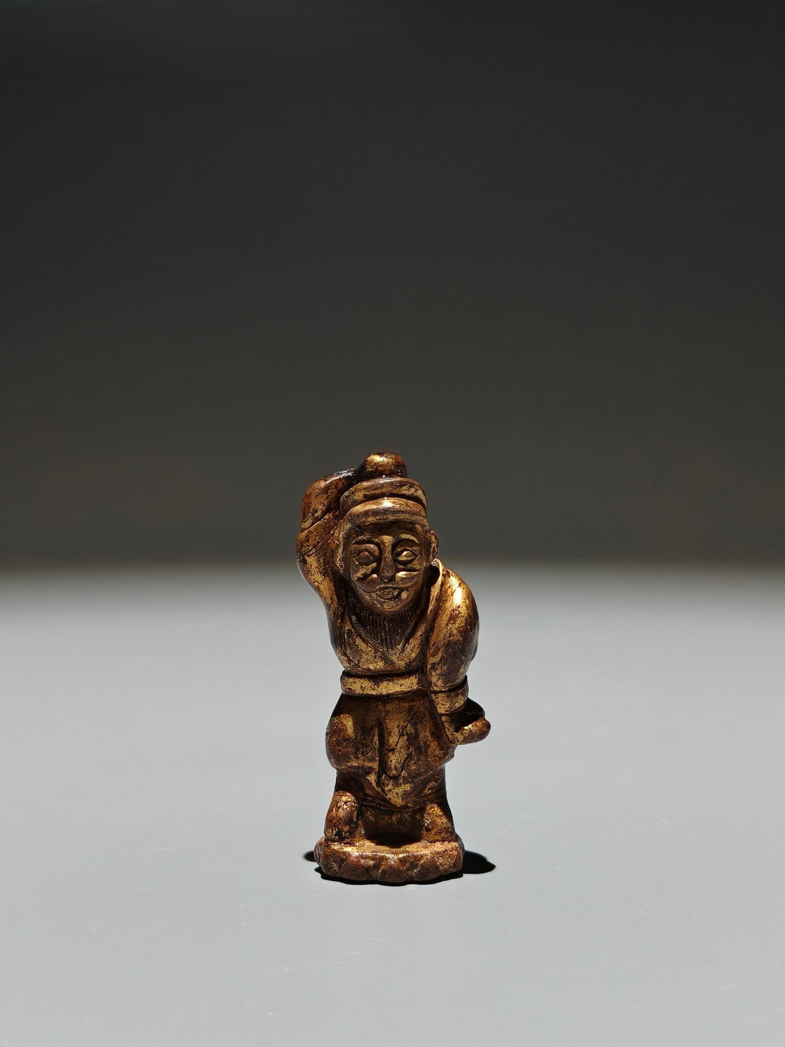 An Exquisite Gilt Bronze Figure Ornament: An Exquisite Gilt Bronze Figure Ornament,Song Dynasty,China,Size:2.3inx1inx0.7in 铜鎏金人物摆件,中国宋代