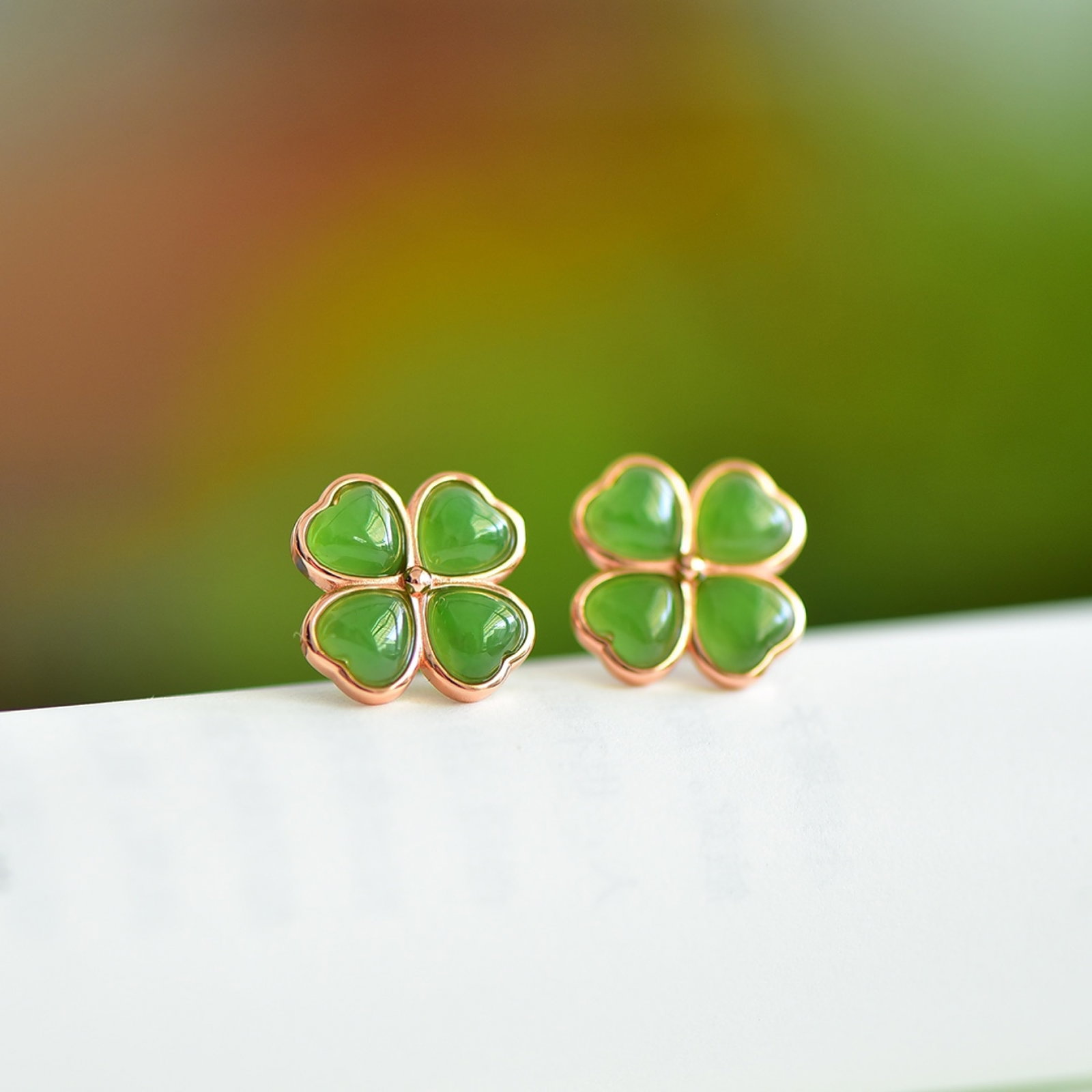 A Pair of Exquisite Sterling Silver-Gold Plated Inlaid Jasper Earrings: A Pair of Exquisite Sterling Silver-Gold Plated Inlaid Jasper Earrings 一对纯银镀金镶碧玉耳钉