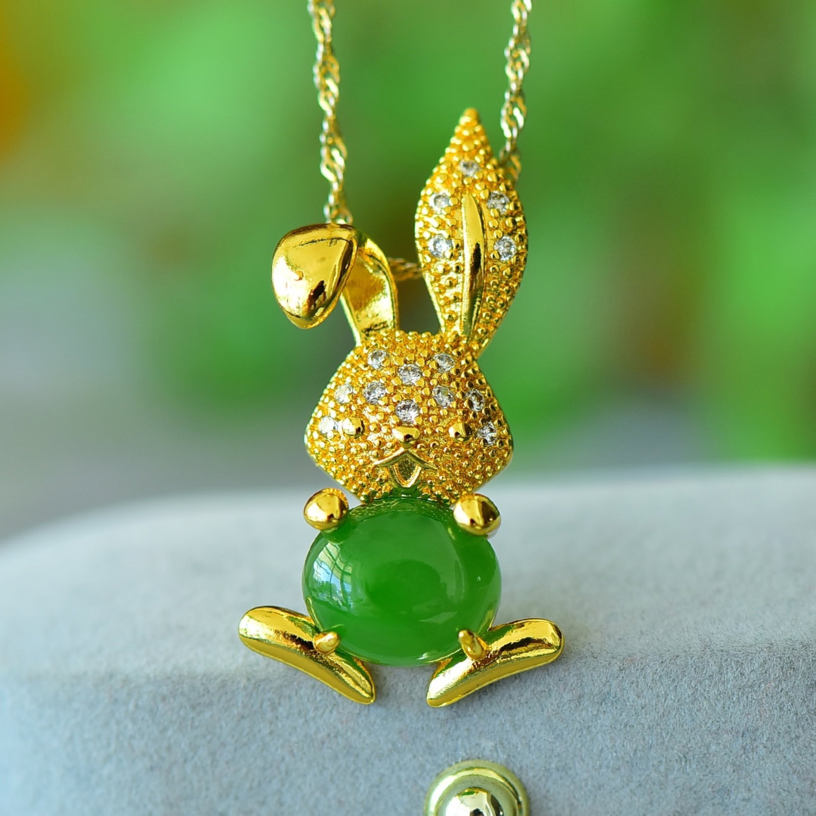 An Exquisite Bronze-Gold Plated Inlaid Jasper Rabbit Necklace,Inlaid Diamond: An Exquisite Bronze-Gold Plated Inlaid Jasper Rabbit Necklace,Inlaid Diamond,Size:10mmx12mm 铜镀金镶碧玉兔子项链,嵌钻石
