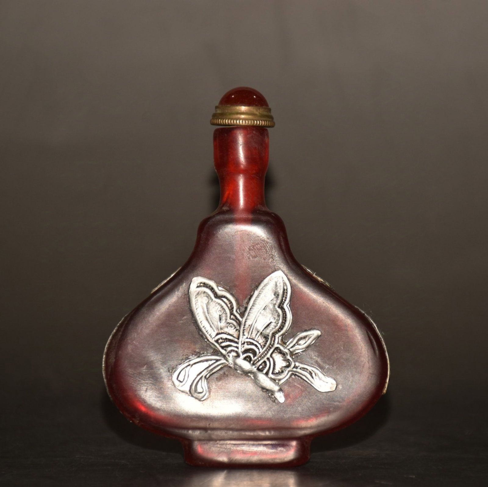 An Exquisite Amber Inlaid Bronze Butterfly Pattern Snuff Bottle: An Exquisite Amber Inlaid Bronze Butterfly Pattern Snuff Bottle,Qing Dynasty,China,Size:3inx0.6inx3.9in,Weight:77g 琥珀嵌铜蝴蝶纹鼻烟壶,