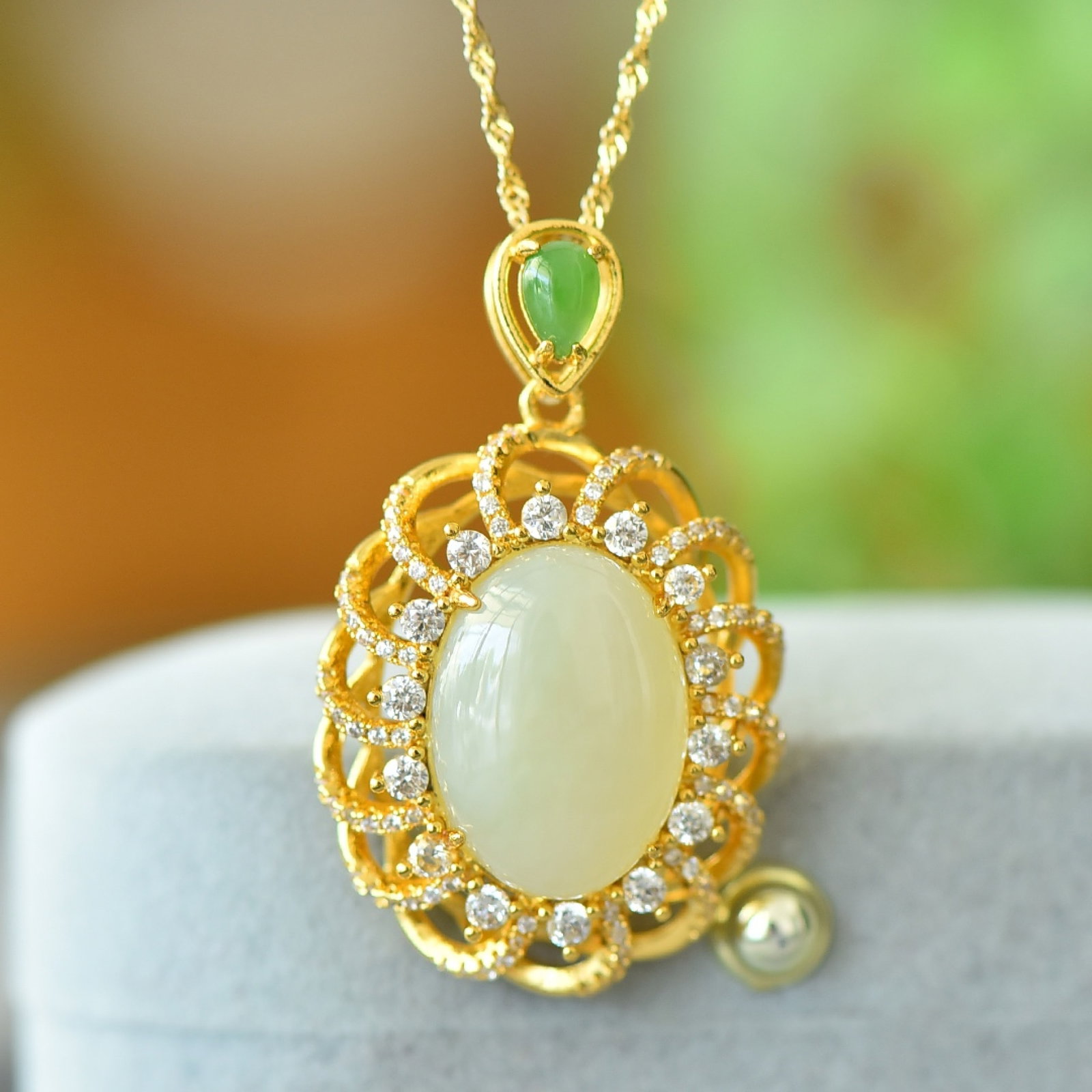 An Exquisite Bronze-Gold Plated Inlaid White Jade Necklace: An Exquisite Bronze-Gold Plated Inlaid White Jade Necklace,Size:5.1inx7.1in 铜镀金镶白玉项链