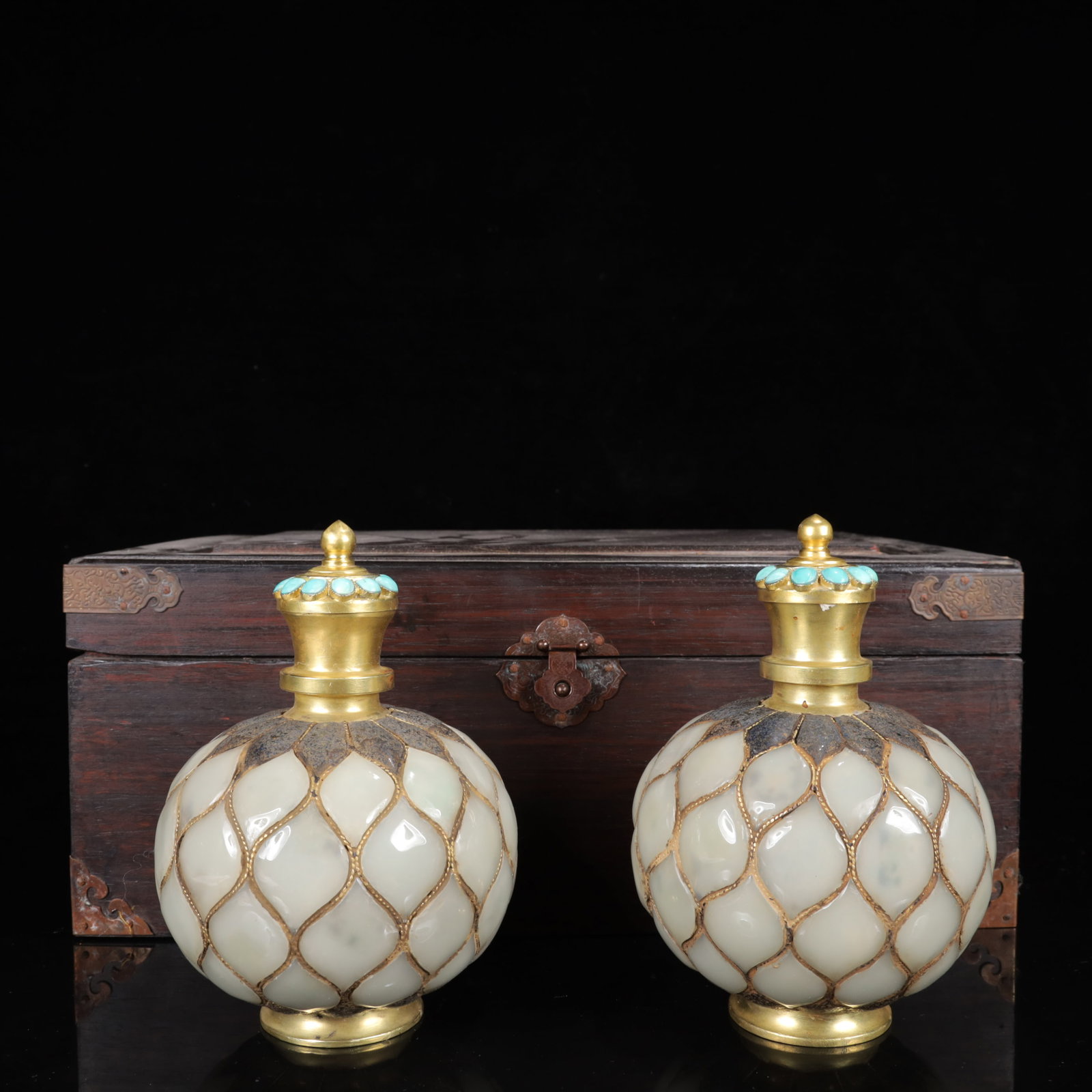 A Pair of Exquisite Gilt Inlaid White Jade Bottles: A Pair of Exquisite Gilt Inlaid White Jade Bottles,Qing Dynasty,China,Qianlong Four-character Mark,Size:(Vase)4.7inx7.1in,(Box)15.7inx11.8inx6.3in,Weight:1400g