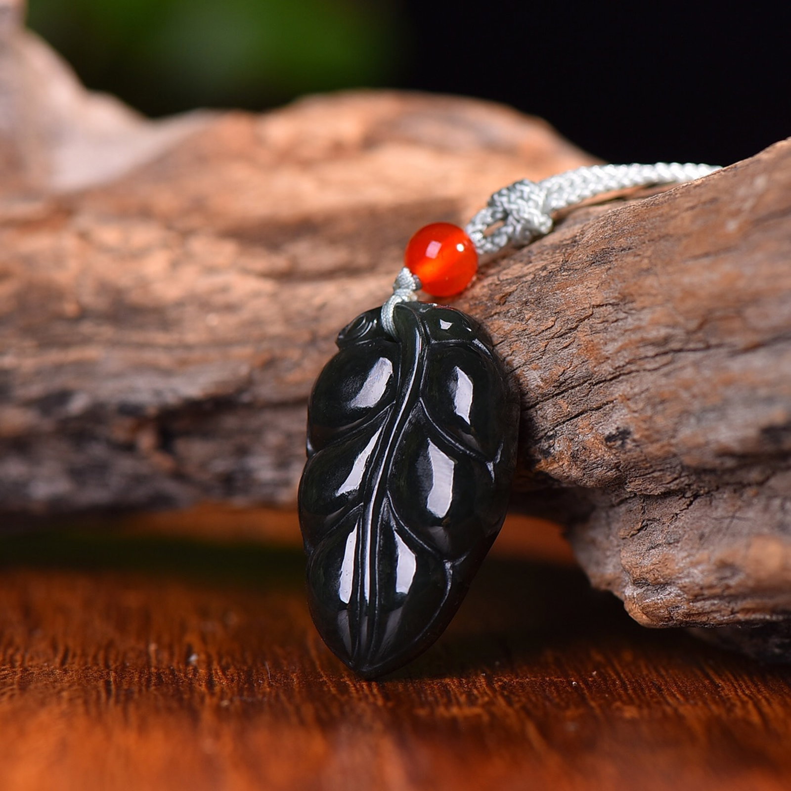 An Exquisite Sapphire Leaf Pendant: An Exquisite Sapphire Leaf Pendant,Size:20mmx32mm (寓意)金枝玉叶,无裂无纹 青玉树叶吊坠
