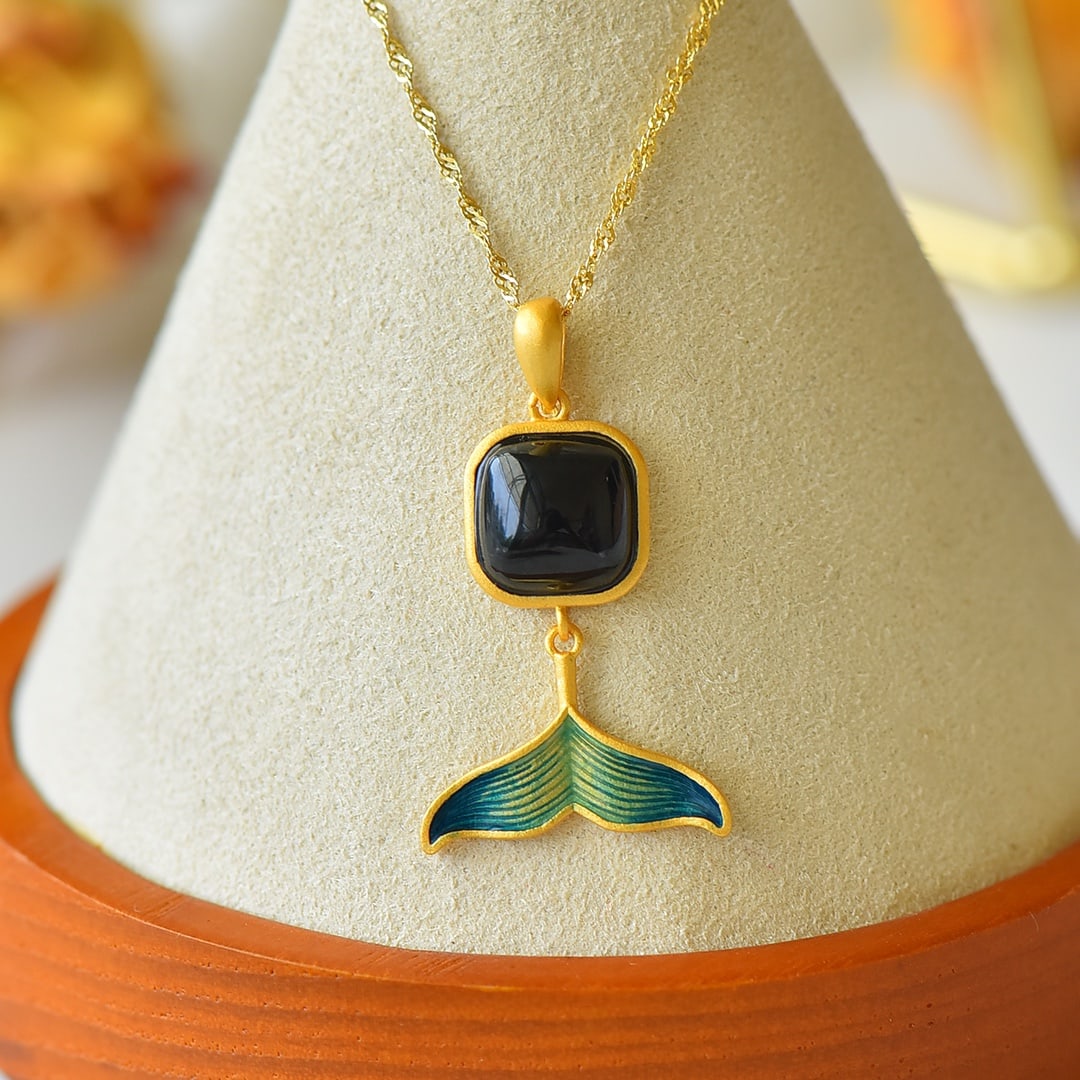 An Exquisite Sterling Silver-Gold Plated Inlaid Black Jade Necklace: An Exquisite Sterling Silver-Gold Plated Inlaid Black Jade Necklace,Size:10mmx10mm 纯银镀金镶墨玉项链