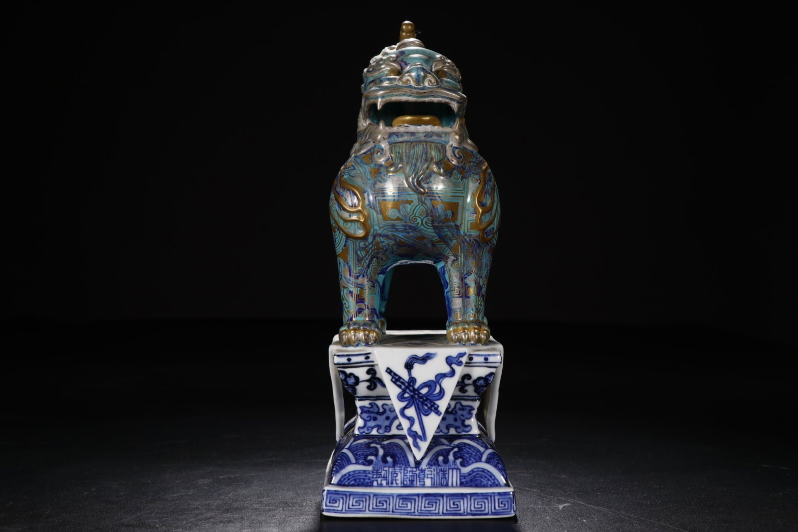 An Exquisite Blue and White Kylin Ornament: An Exquisite Blue and White Kylin Ornament,Qing Dynasty,China,Size:8.1inx4.3in 青花麒麟摆件,中国清代