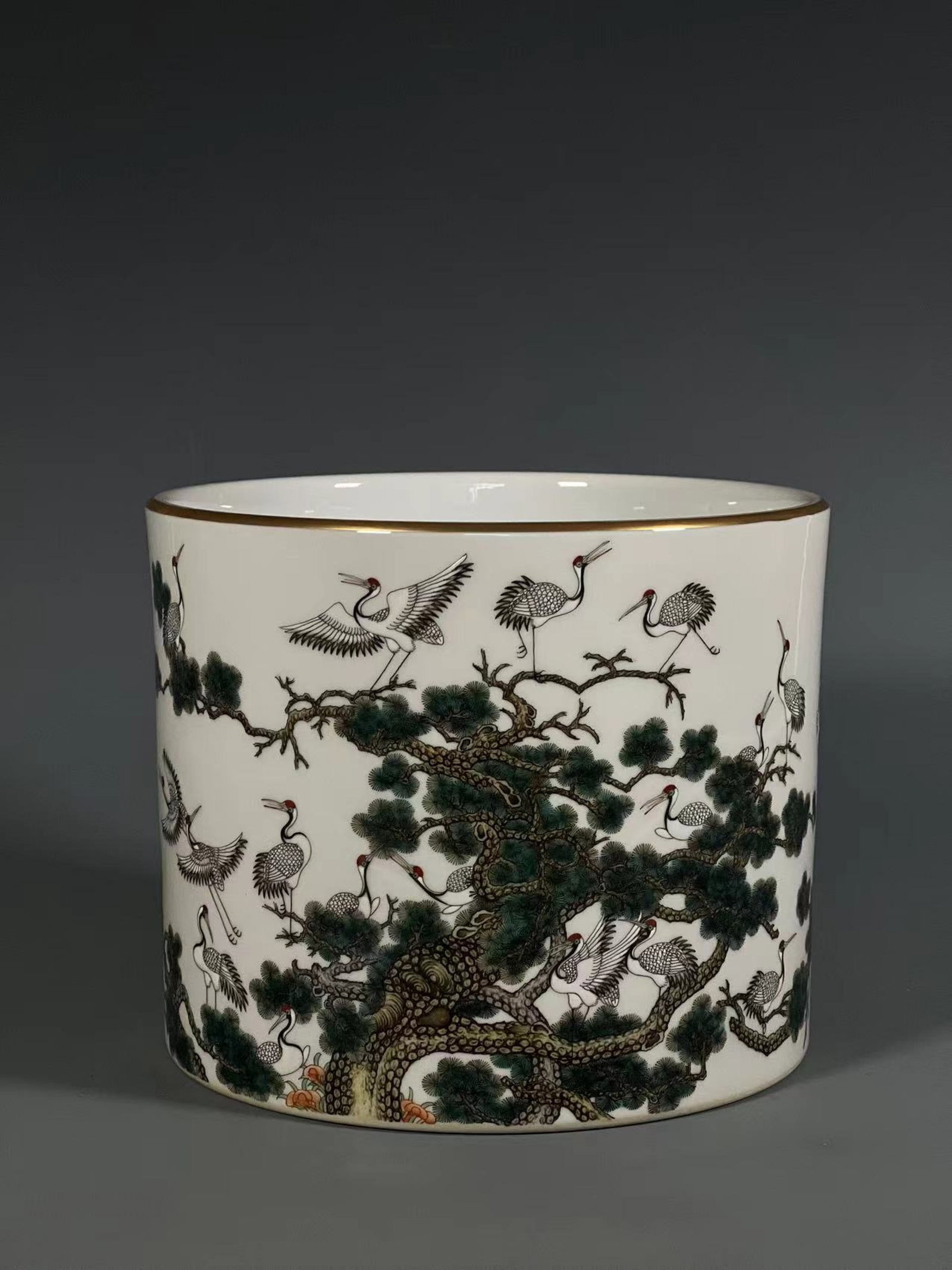 An Exquisite Enamel Painted Gold Pine and Crane Pattern Brush Pot: An Exquisite Enamel Painted Gold Pine and Crane Pattern Brush Pot,Qing Dynasty,China,Yongzheng Six-character Mark,Size:6.3inx7.6in 珐琅彩描金松鹤纹Ļ