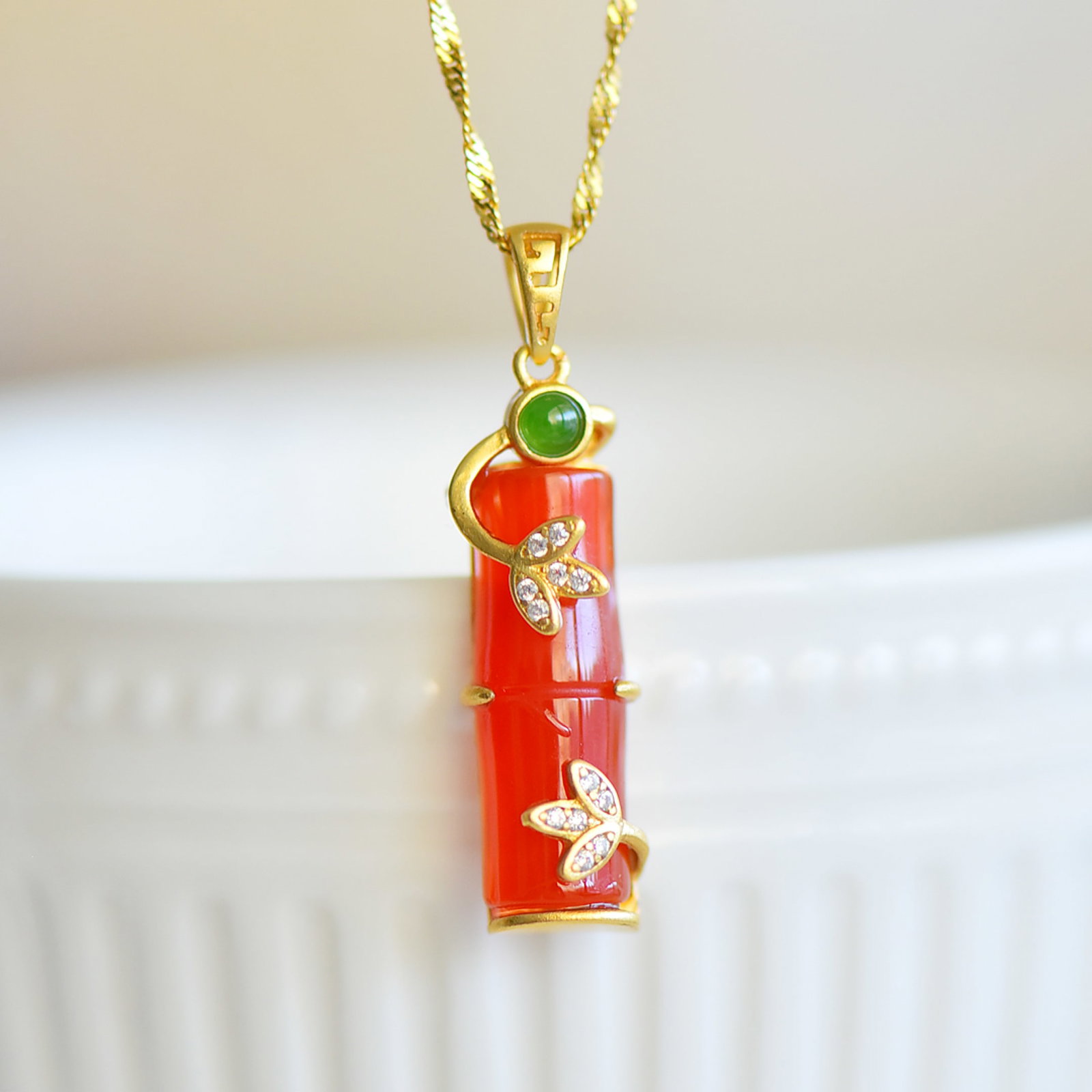 An Exquisite Sterling Silver-Gold Plated Inlaid Red Agate Necklace,Inlaid Diamond: An Exquisite Sterling Silver-Gold Plated Inlaid Red Agate Necklace,Inlaid Diamond,Size:8mmx23mm