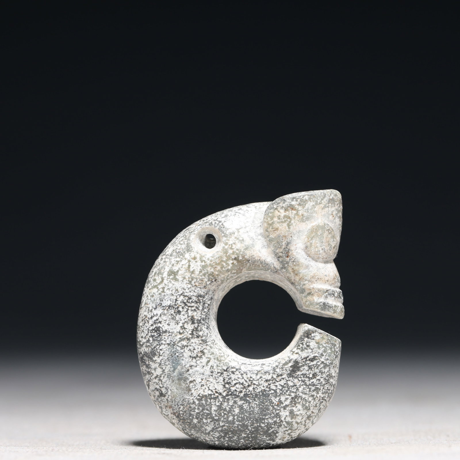 An Archaic Hongshan Culture Cyan jade Pig and Dragon Pendant: An Archaic Hongshan Culture Cyan jade Pig and Dragon Pendant,Ancient Time, China,Size:1.5inx0.5inx1.9in Weight:43.6g 红山文化青玉猪龙挂件,&#