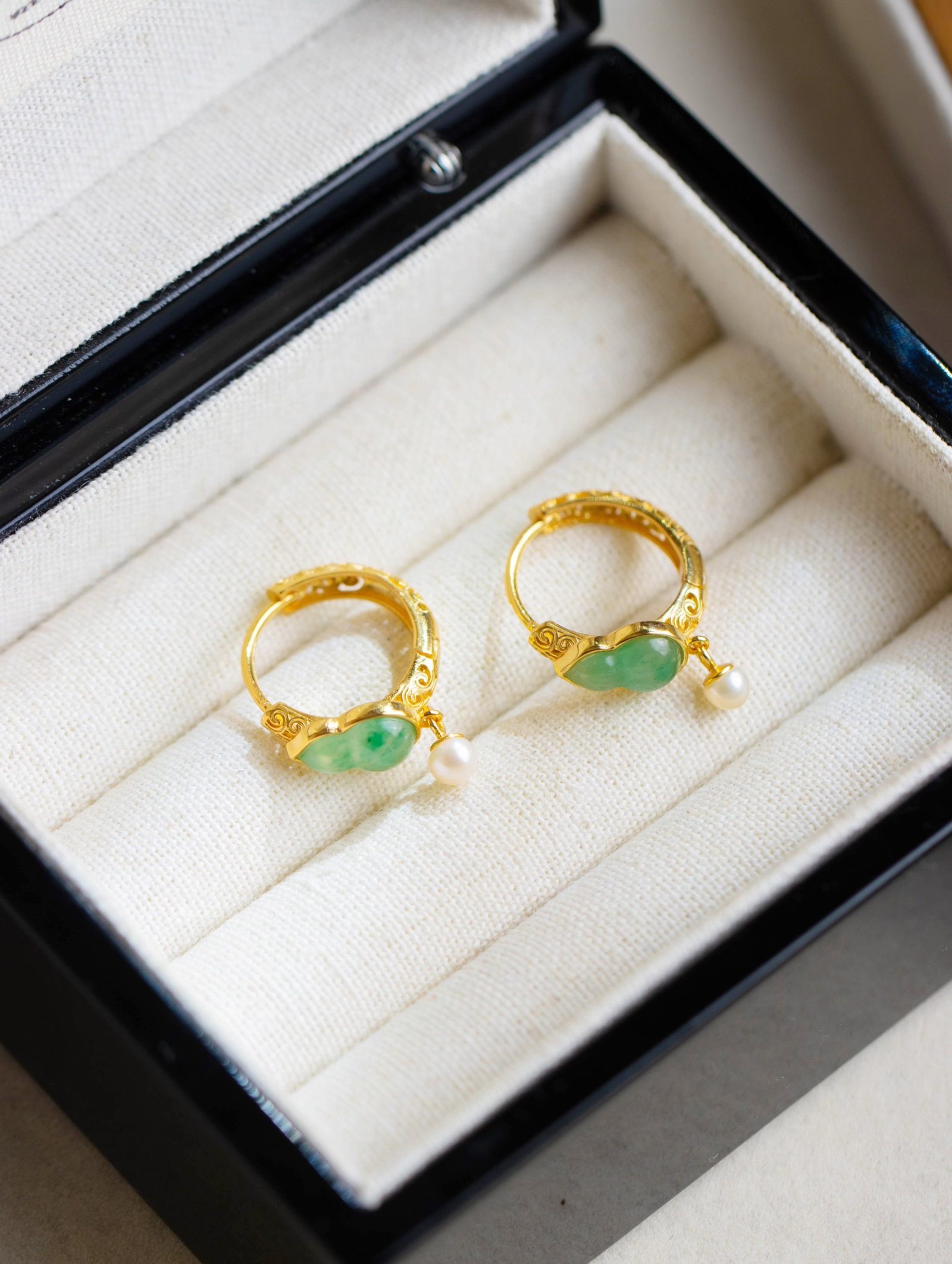 A Pair of Exquisite Sterling Silver-Gold Plated Inlaid Jadeite Gourd Earrings,Inlaid Pearls: A Pair of Exquisite Sterling Silver-Gold Plated Inlaid Jadeite Gourd Earrings,Inlaid Pearls