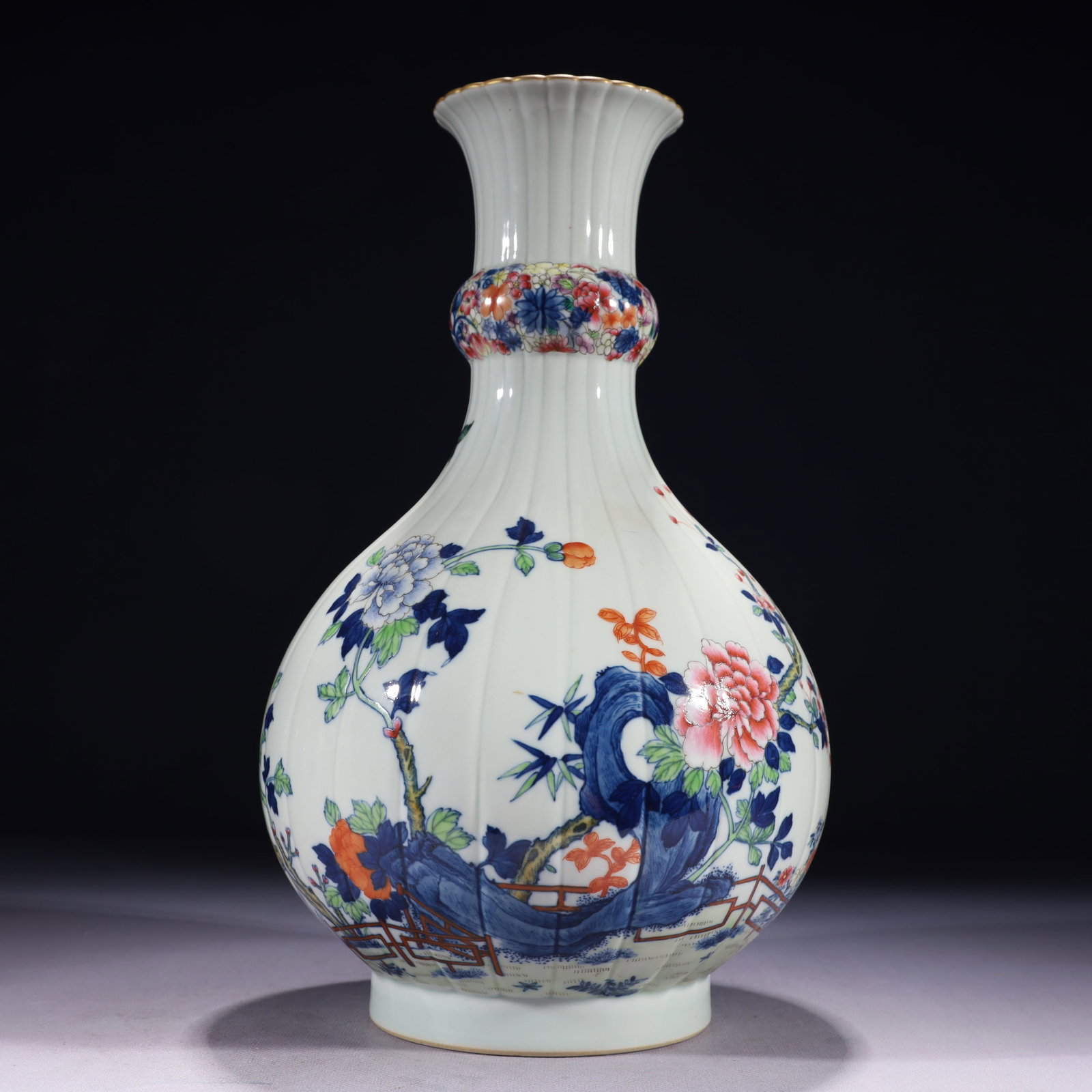 An Exquisite Blue and White Jiacai Painted Gold Flower Pattern Vase: An Exquisite Blue and White Jiacai Painted Gold Flower Pattern Vase,Qing Dynasty,China,Qianlong Six-character Mark,Size:7.1inx13.4in,Weight:2500g 青花加彩描金഑