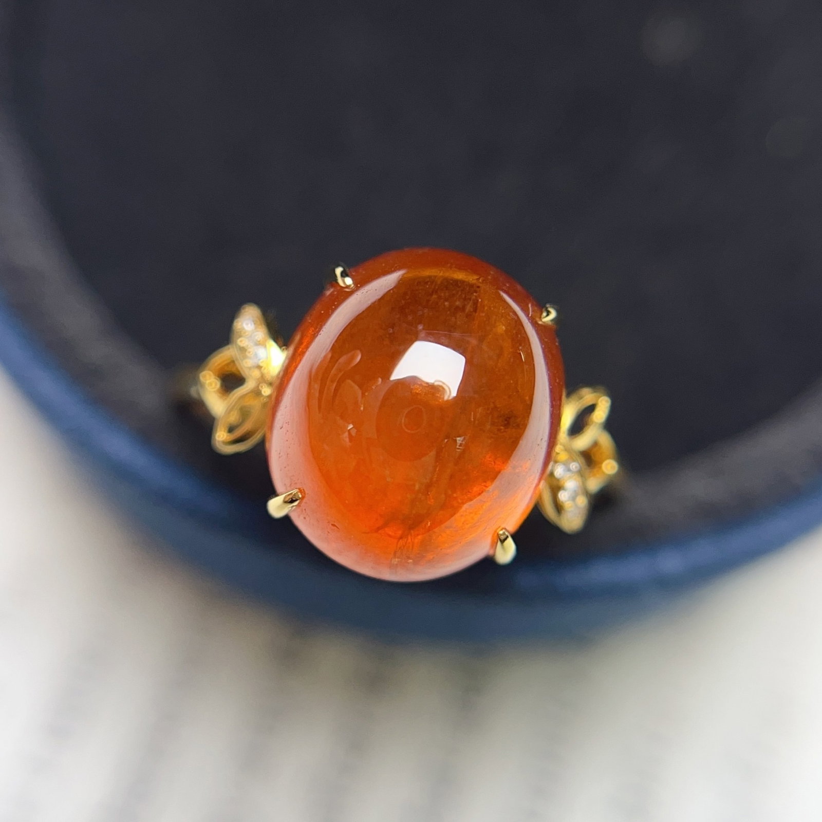 A Exquisite 18k Gold Inlaid 9.50ct Natural Orange Gemstones Ring,Inlaid Diamond: A Exquisite 18k Gold Inlaid 9.50ct Natural Orange Gemstones Ring,Inlaid Diamond,Total Weight:3.04g 18k金镶 9.50ct 天然橙宝石戒指,嵌钻&