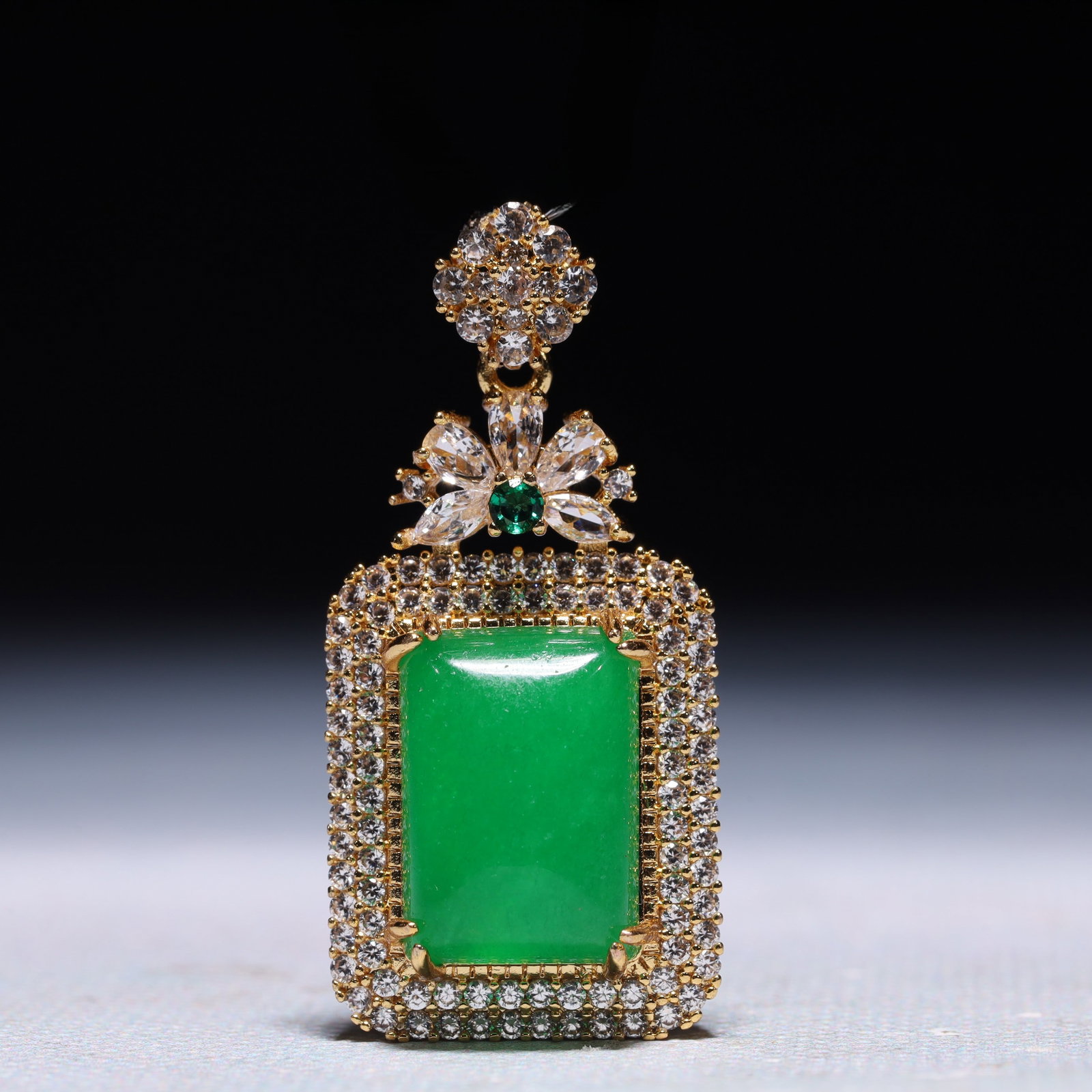 An Exquisite Pendant,Inlaid Gems: An Exquisite Pendant,Inlaid Gems,Size:0.8inx0.4inx1.6in,Weight:13.2g 一个精美的吊坠,镶宝石
