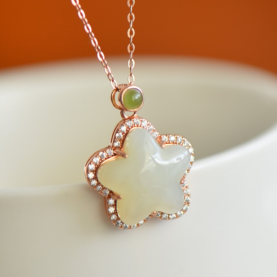 An Exquisite Sterling Silver Inlaid White Jade Necklace,Inlaid Diamond: An Exquisite Sterling Silver Inlaid White Jade Necklace,Inlaid Diamond,Size:10mmx20mm 纯银镶白玉项链,嵌钻石