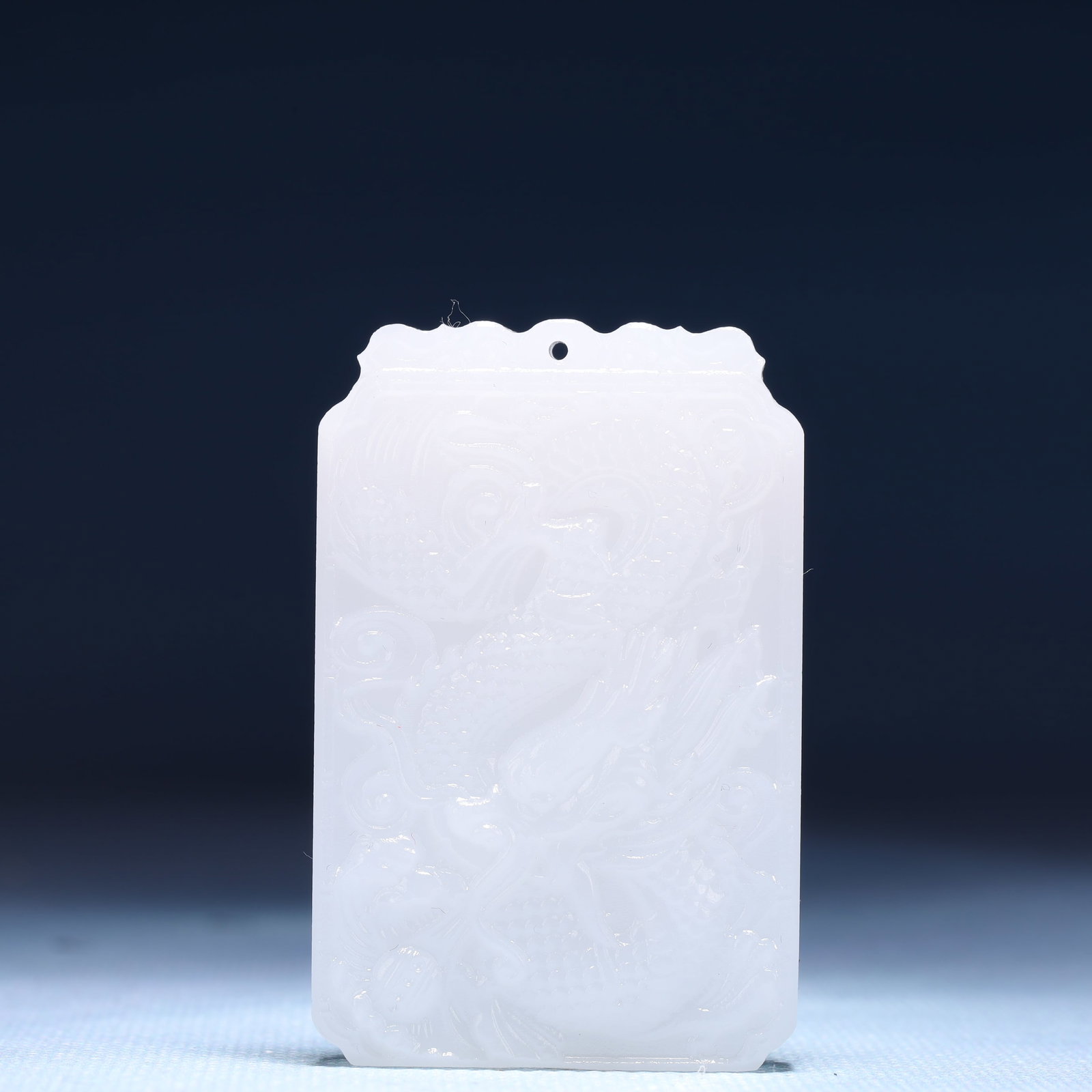 An Exquisite White Jade Dragon Pattern Pendant: An Exquisite White Jade Dragon Pattern Pendant,Size:1.6inx0.4inx2.4in,Weight:49g 白玉龙纹牌