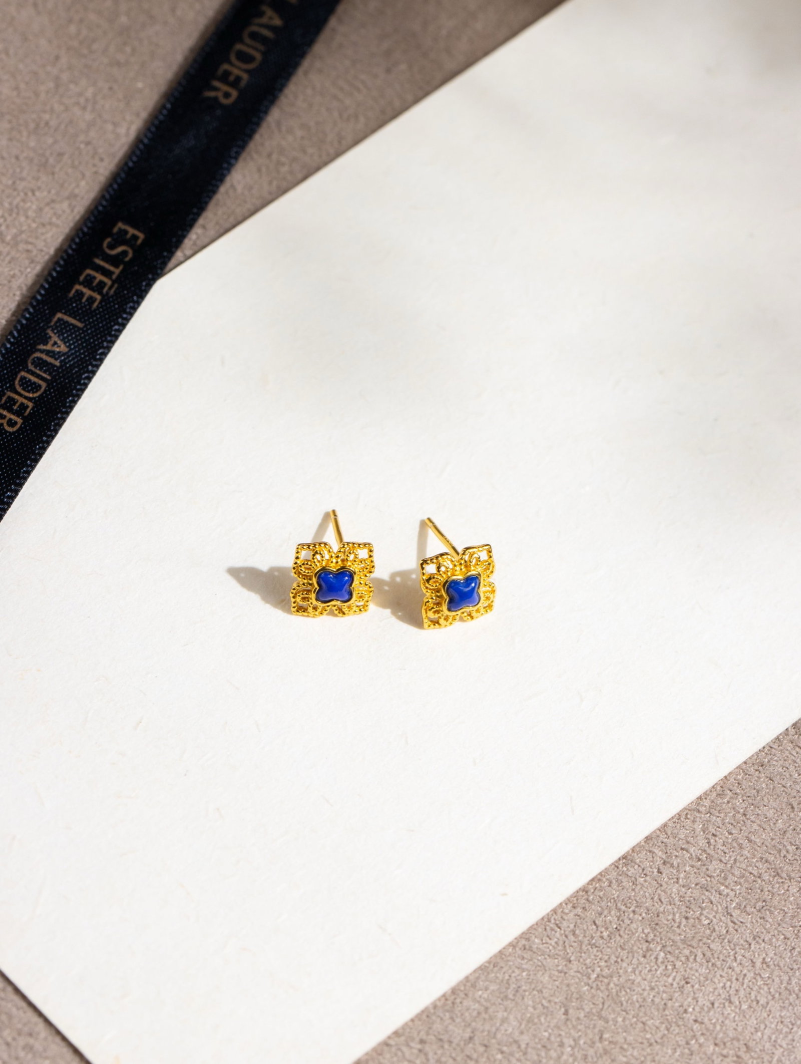 A Pair of Exquisite Sterling Silver-Gold Plated Inlaid Lapis Lazuli Earrings: A Pair of Exquisite Sterling Silver-Gold Plated Inlaid Lapis Lazuli Earrings 一对纯银镀金镶青金石耳钉