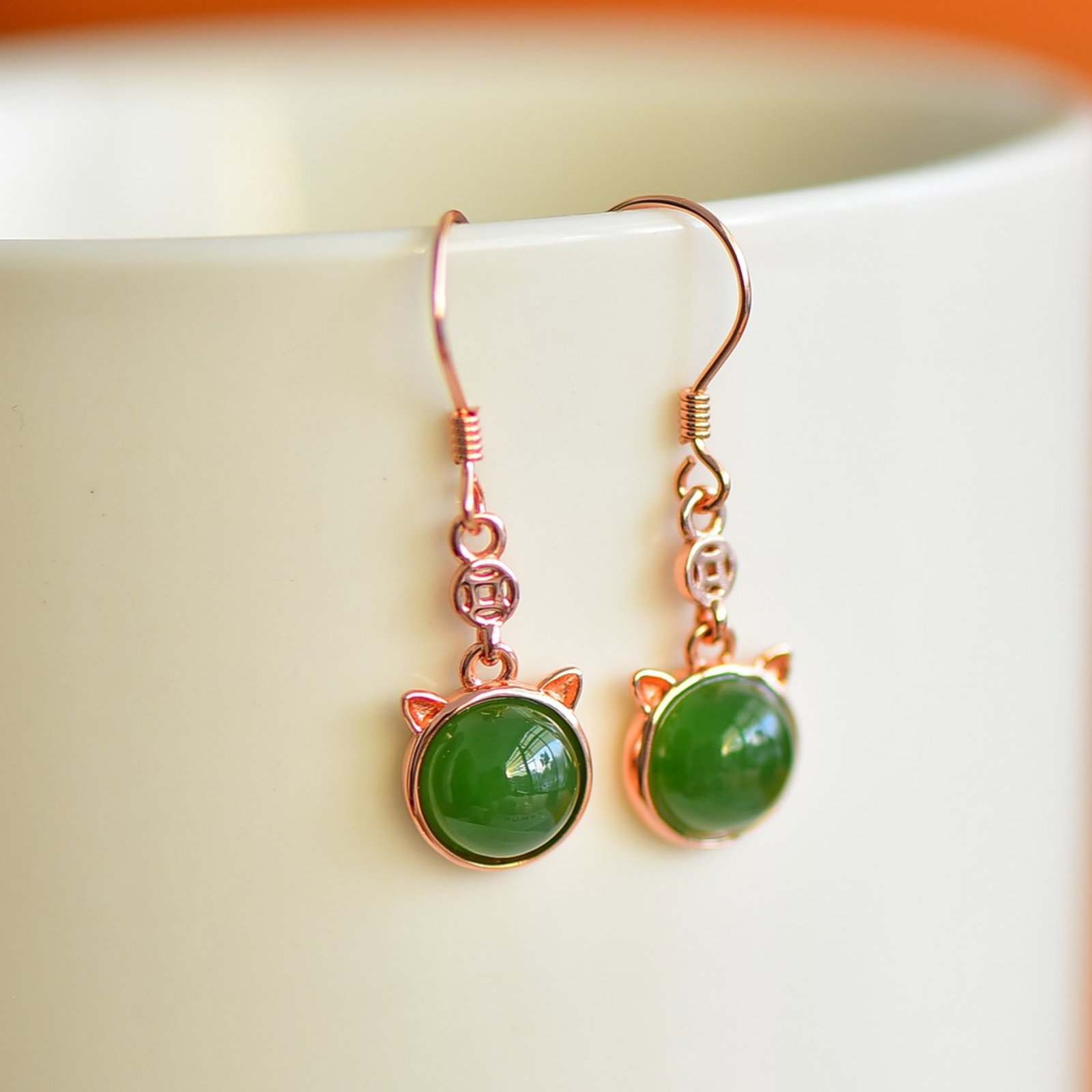 A Pair of Exquisite Sterling Silver-Gold Plated Inlaid Jasper Earrings: A Pair of Exquisite Sterling Silver-Gold Plated Inlaid Jasper Earrings,Size:8mmx8mm 一对纯银镀金镶碧玉耳环