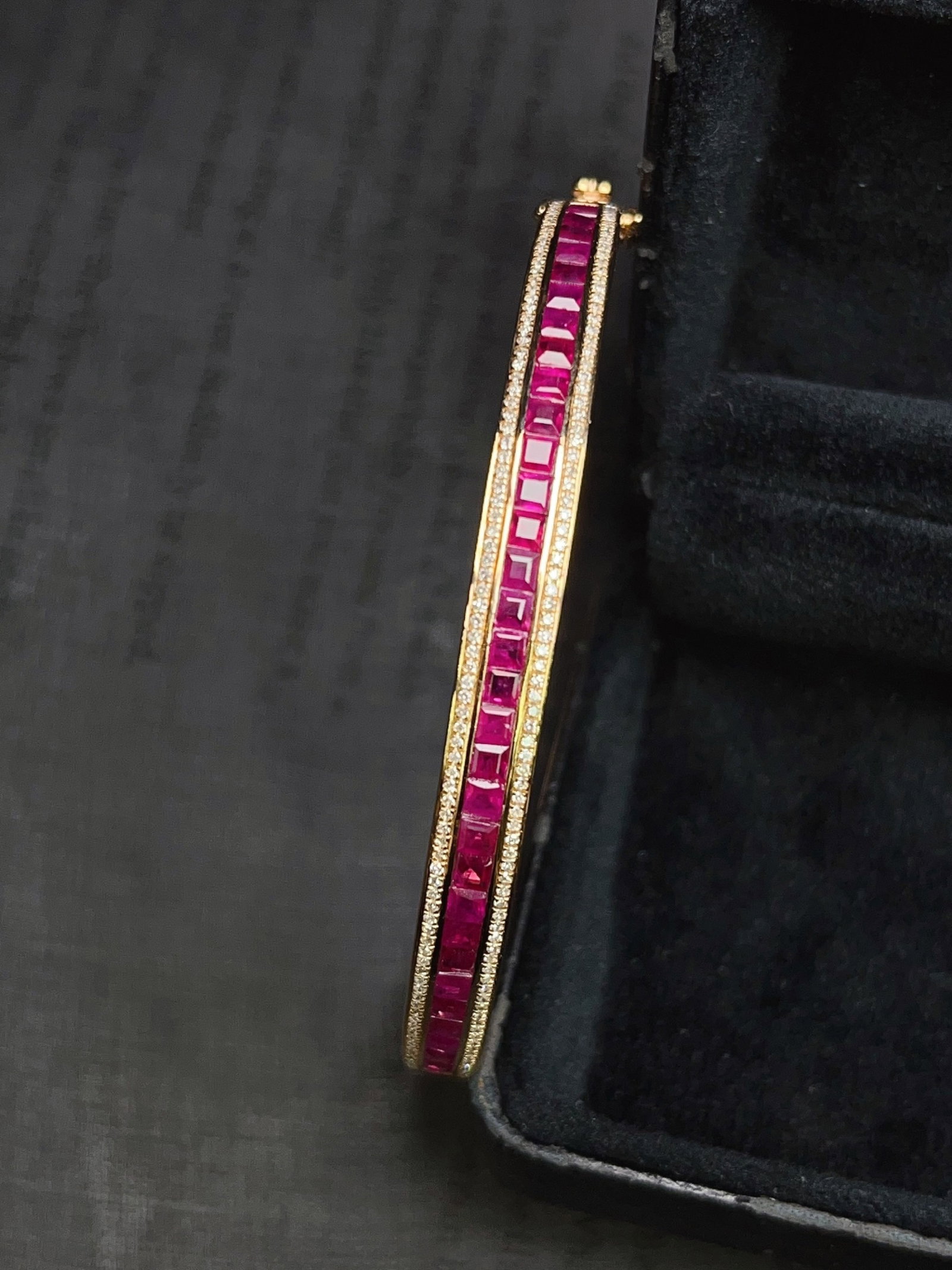 A Exquisite 18k Gold Inlaid 4.00ct Natural Ruby Bracelets,Inlaid Diamond: A Exquisite 18k Gold Inlaid 4.00ct Natural Ruby Bracelets,Inlaid Diamond,Total Weight:6.74g 18k金镶 4.00ct 天然红宝石手镯,嵌钻石