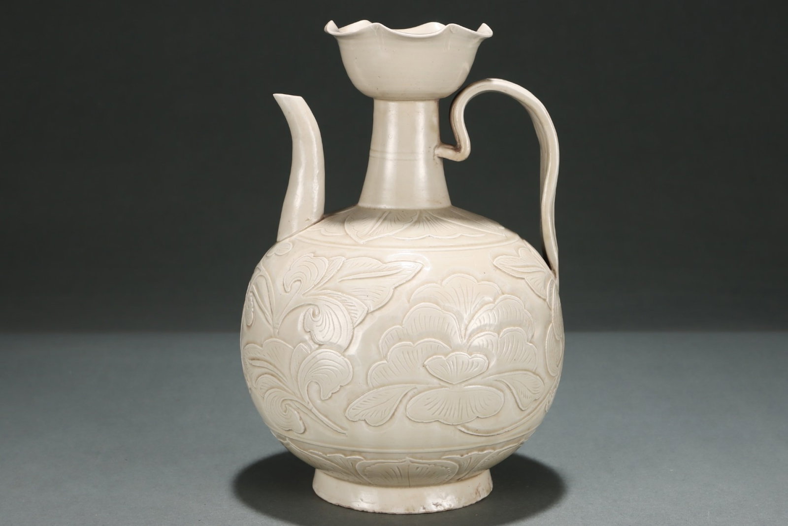 An Exquisite Ding yao Flower Pattern Ewer - 2