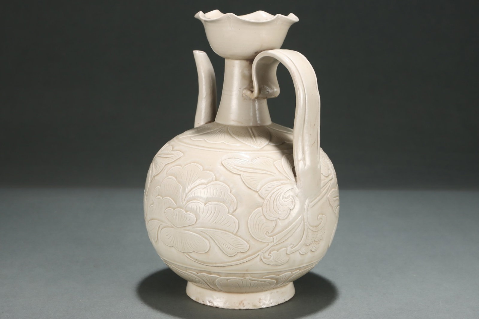 An Exquisite Ding yao Flower Pattern Ewer - 3
