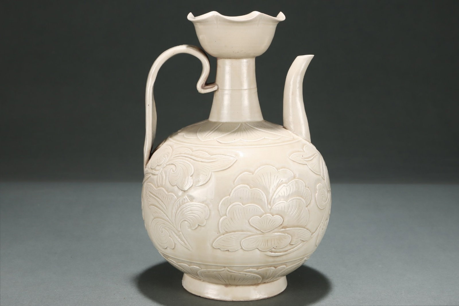An Exquisite Ding yao Flower Pattern Ewer - 4