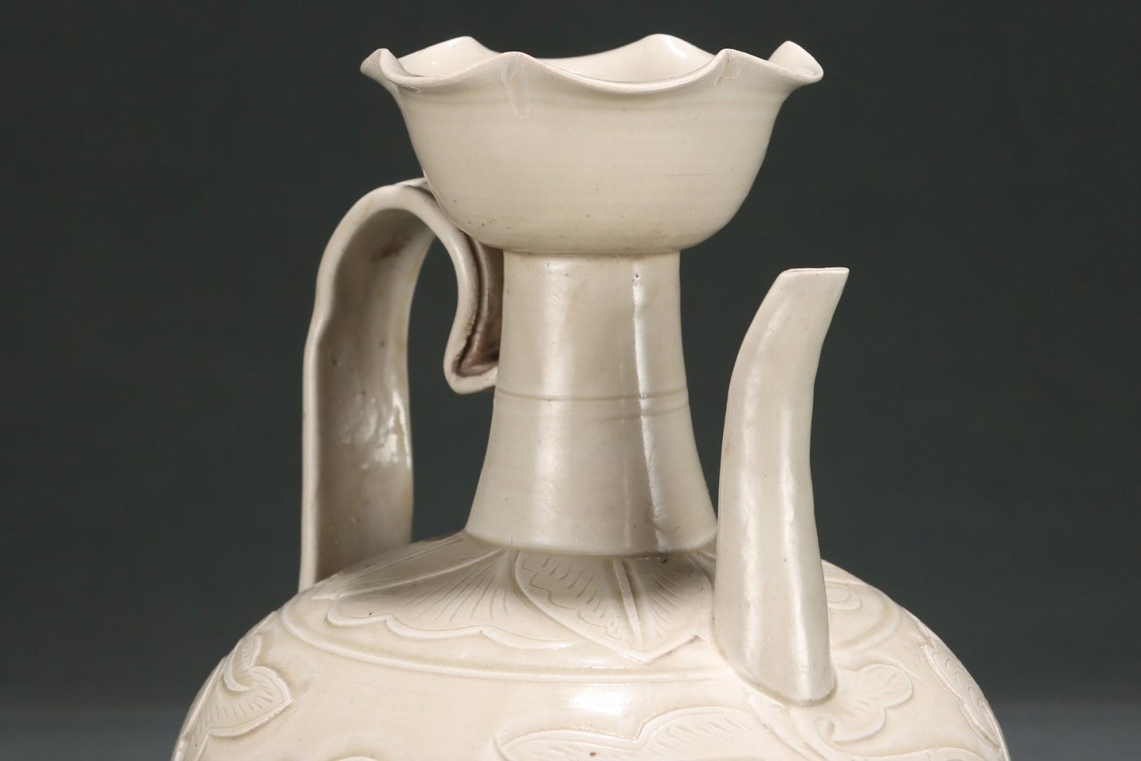 An Exquisite Ding yao Flower Pattern Ewer - 5