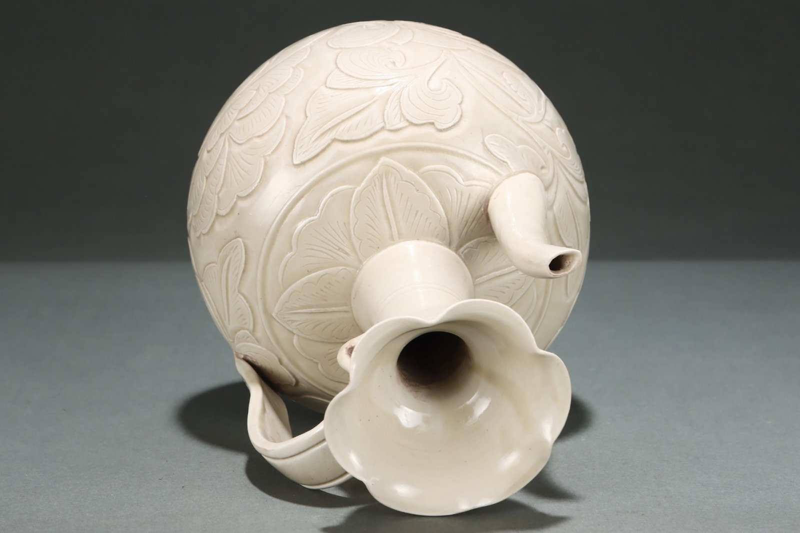 An Exquisite Ding yao Flower Pattern Ewer - 7