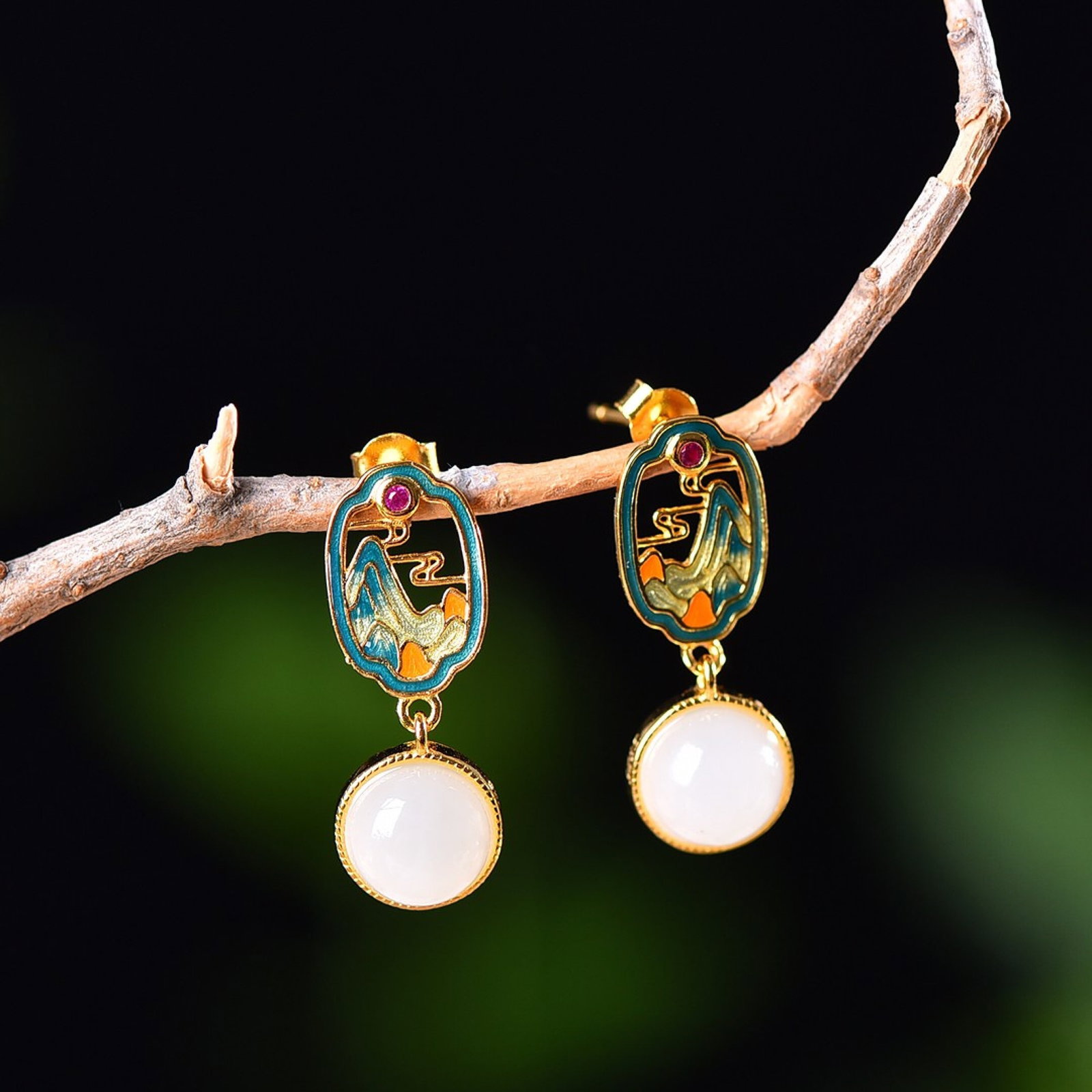 A Pair of Exquisite Sterling Silver-Gold Plated Inlaid White Jade Enamel Earrings: A Pair of Exquisite Sterling Silver-Gold Plated Inlaid White Jade Enamel Earrings,Size:8mmx8mm 一对纯银镀金镶白玉珐琅耳环